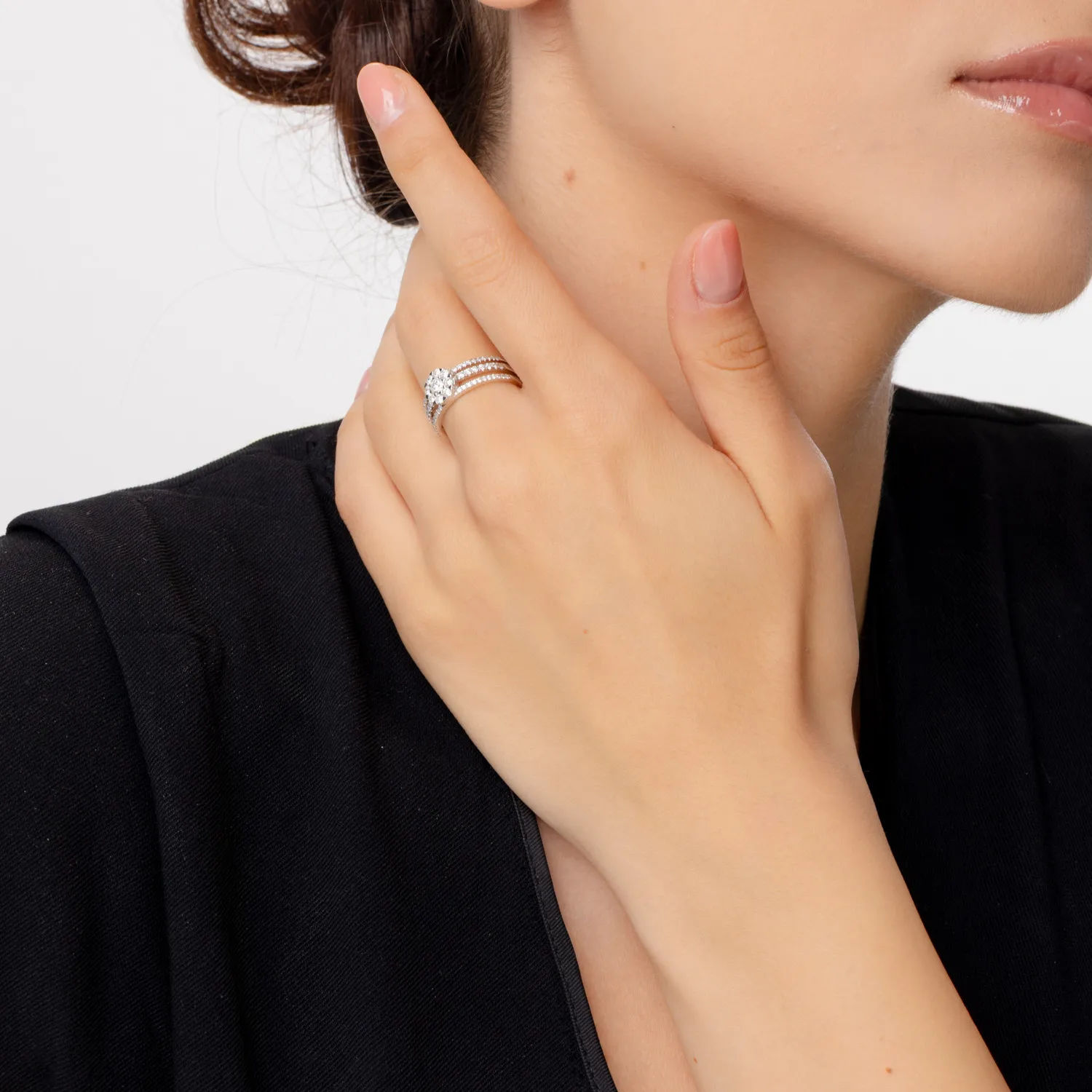 Pierścionek z białego złota z diamentami o masie 0.82ct