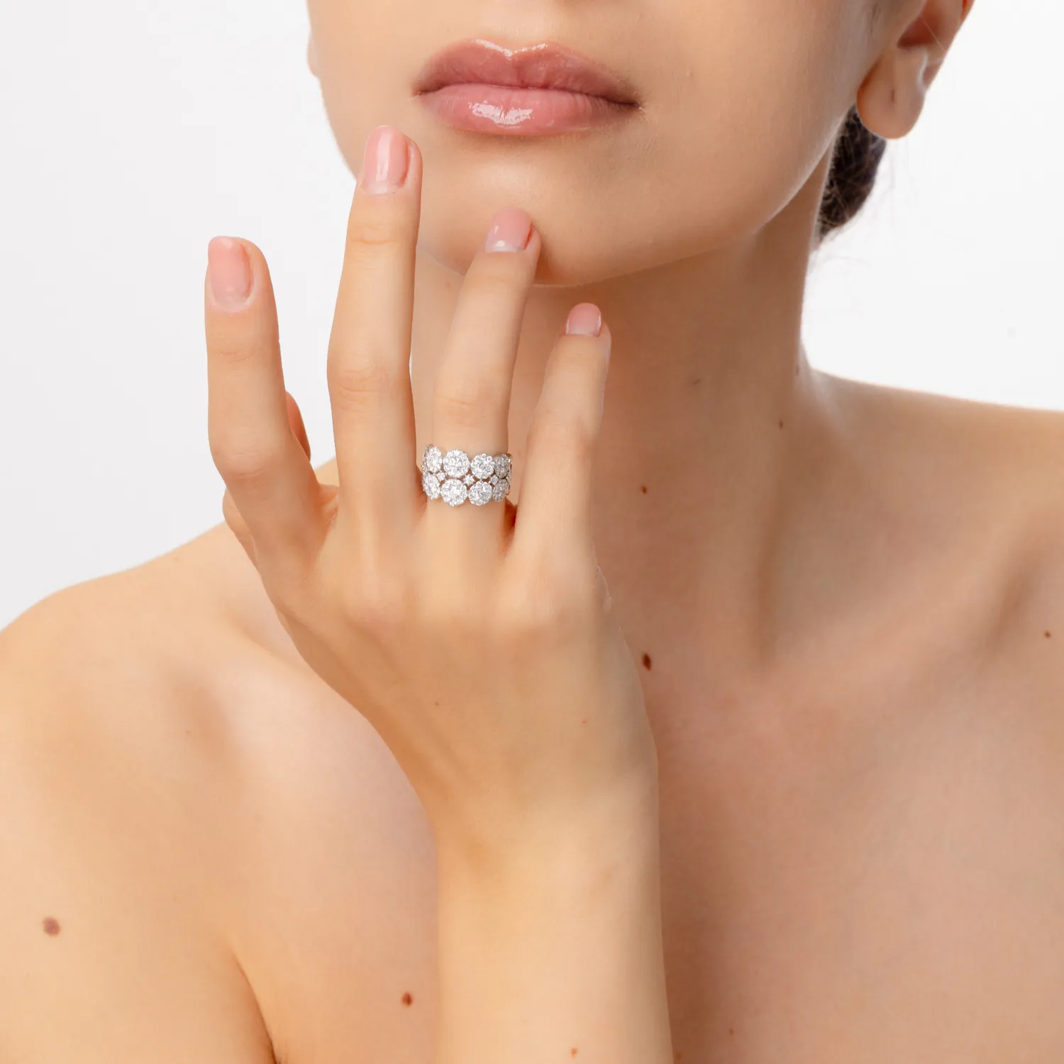 Pierścionek z białego złota z diamentami mikrosetującymi o masie 1.7ct