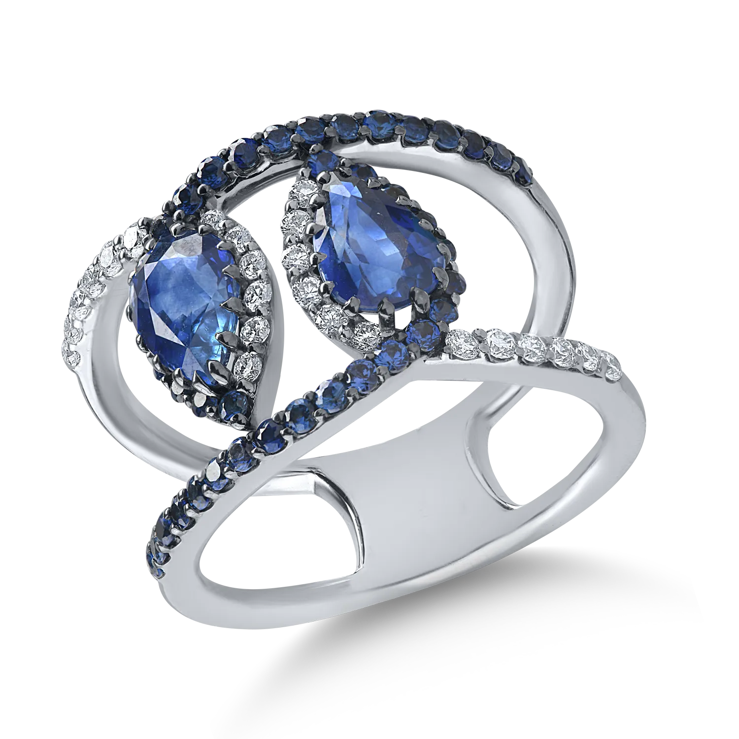 White gold ring with 2.33ct sapphires and 0.8ct diamonds