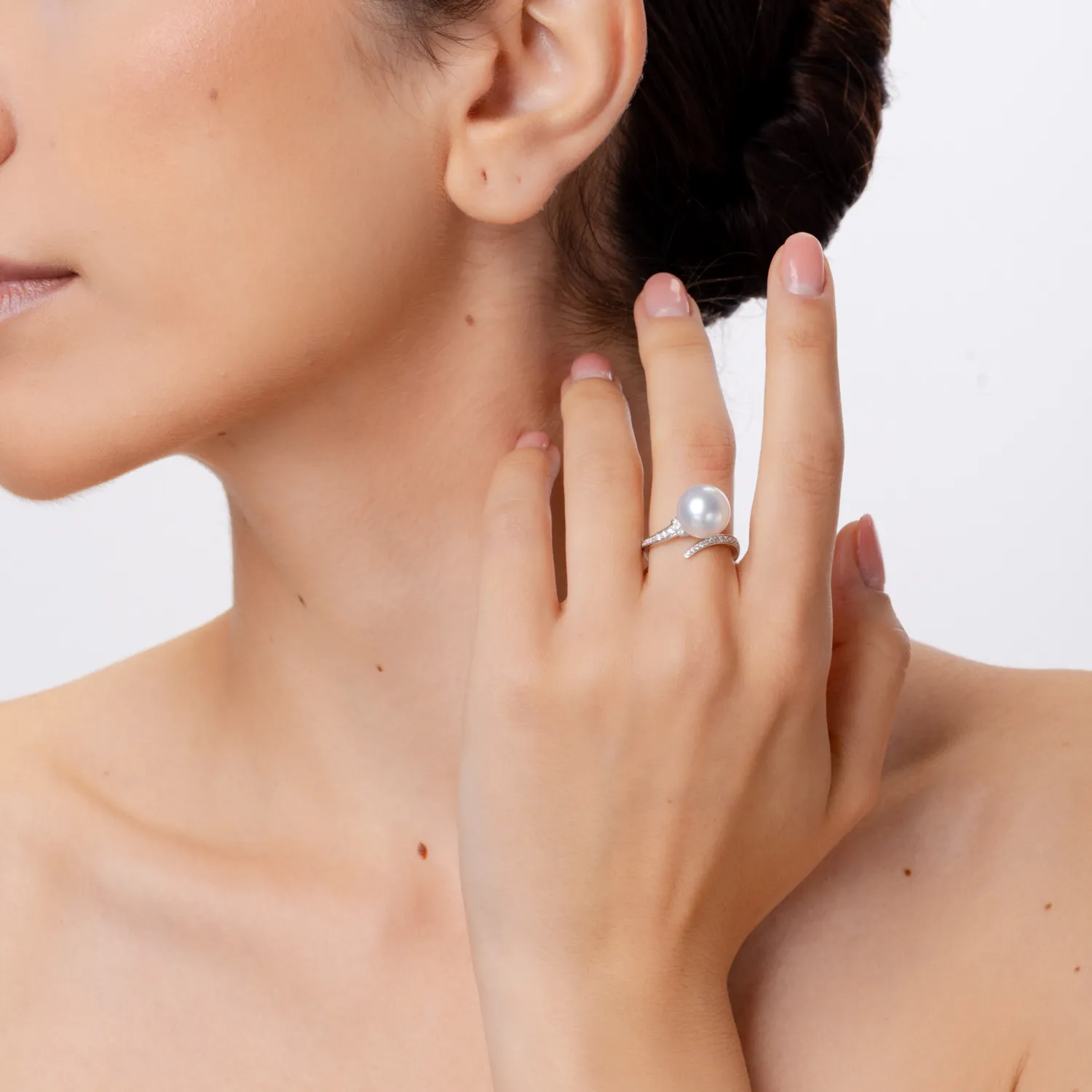 Pierścionek z białego złota z diamentami o masie 0.24ct i perłą słodkowodną