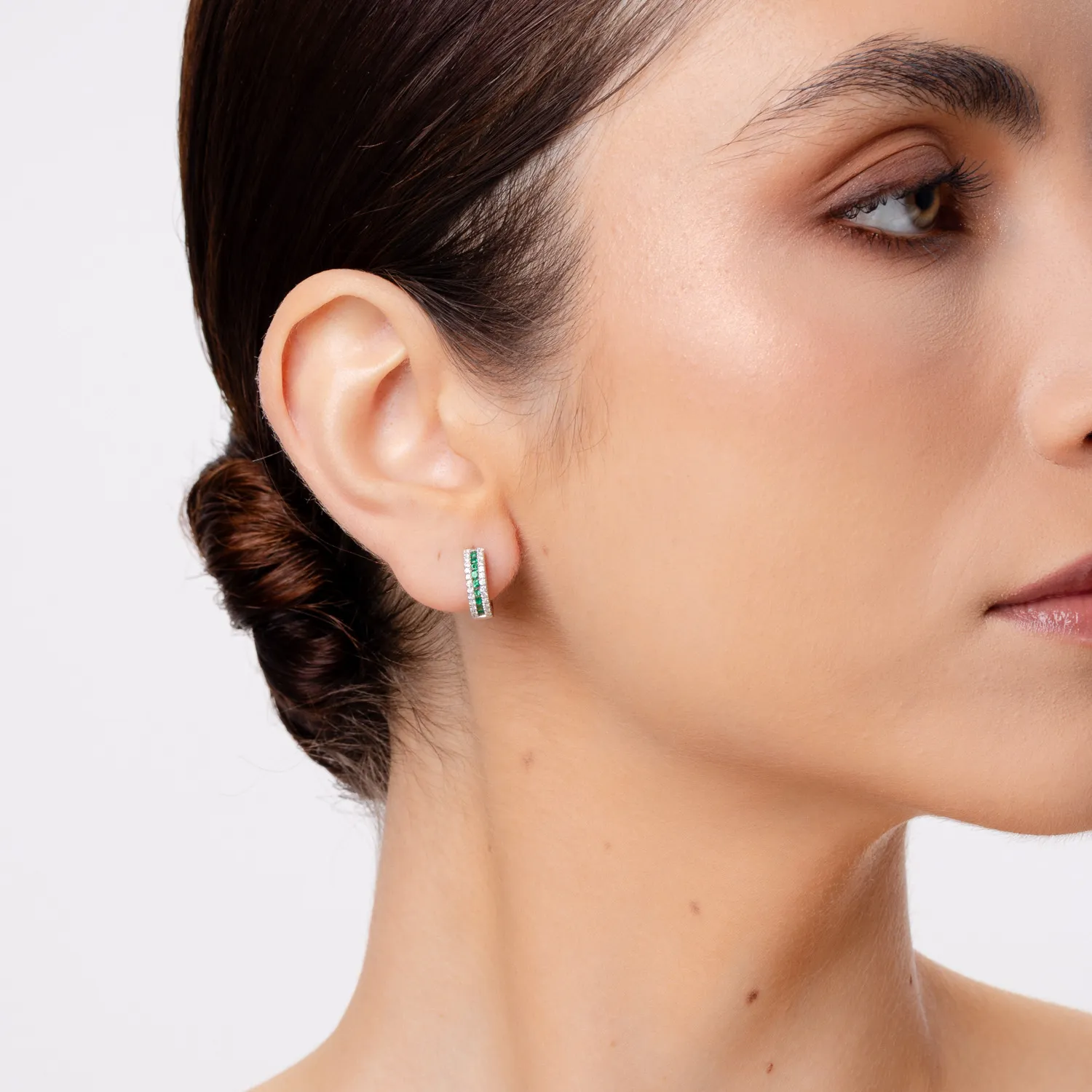 White gold earrings with 0.26ct emeralds and 0.32ct diamonds