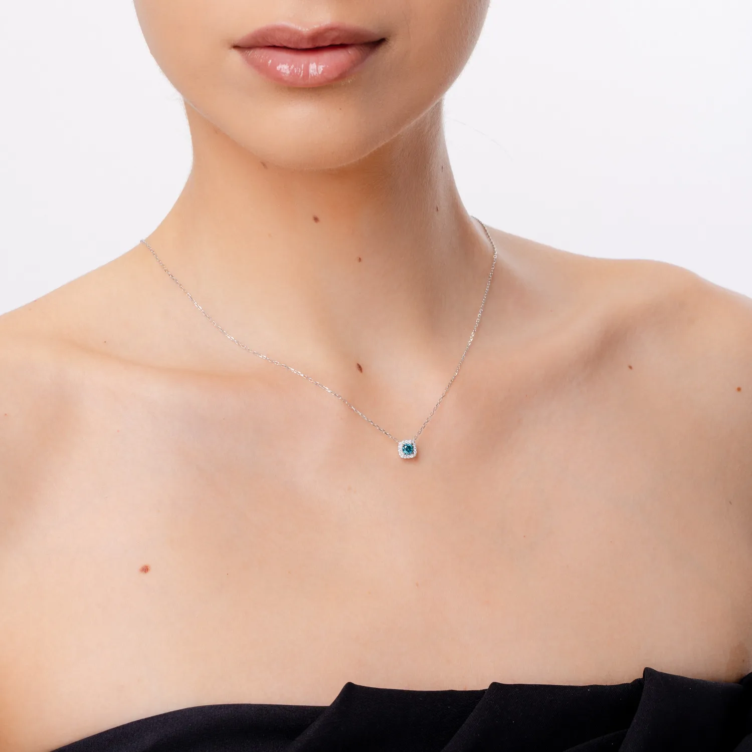 Lant cu pandantiv din aur alb cu diamant albastru de 0.3ct si diamante incolore de 0.09ct