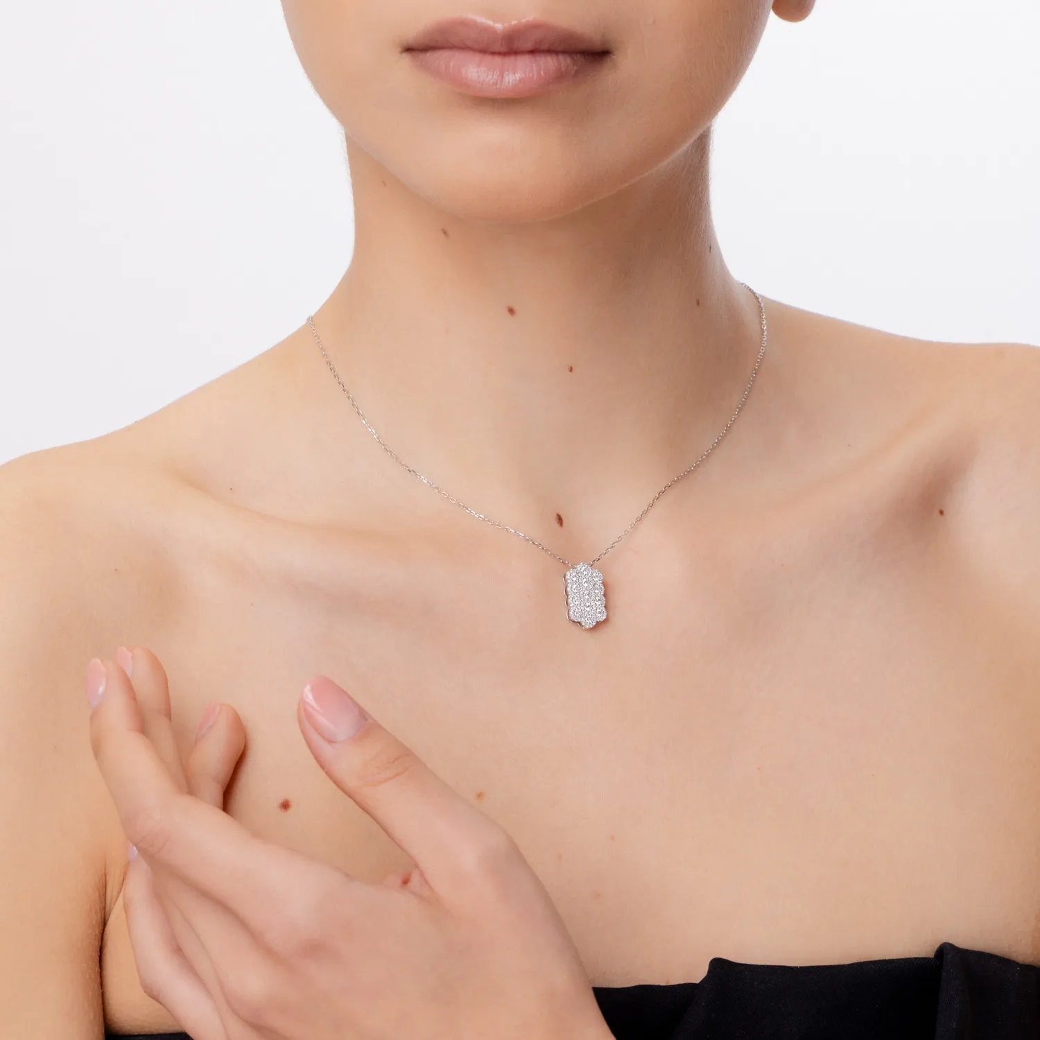 Naszyjnik z białego złota z diamentami o masie 0.79ct