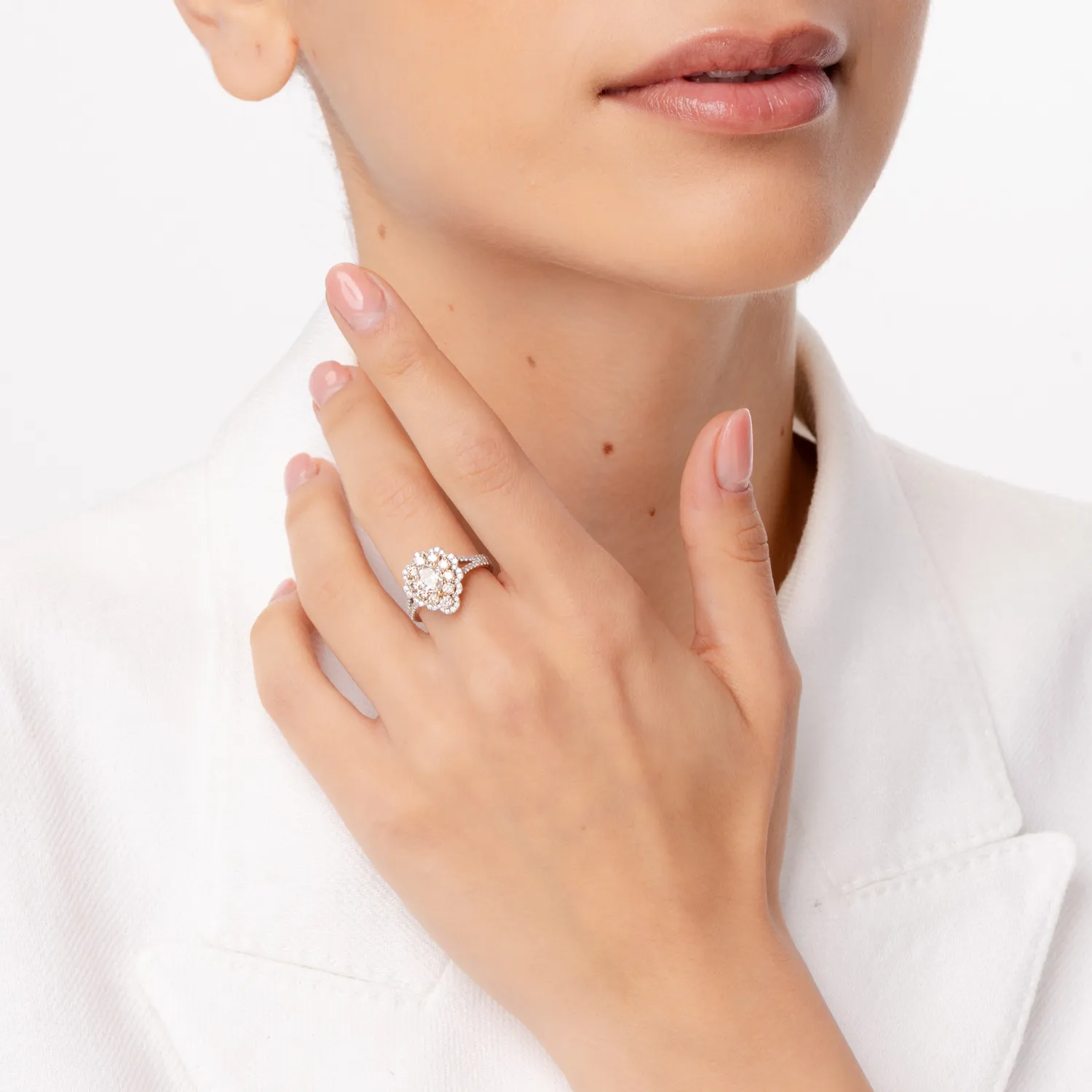 Pierścionek z białego różowego złota z brązowymi diamentami o masie 1.72ct i bezbarwnymi diamentami o masie 0.41ct