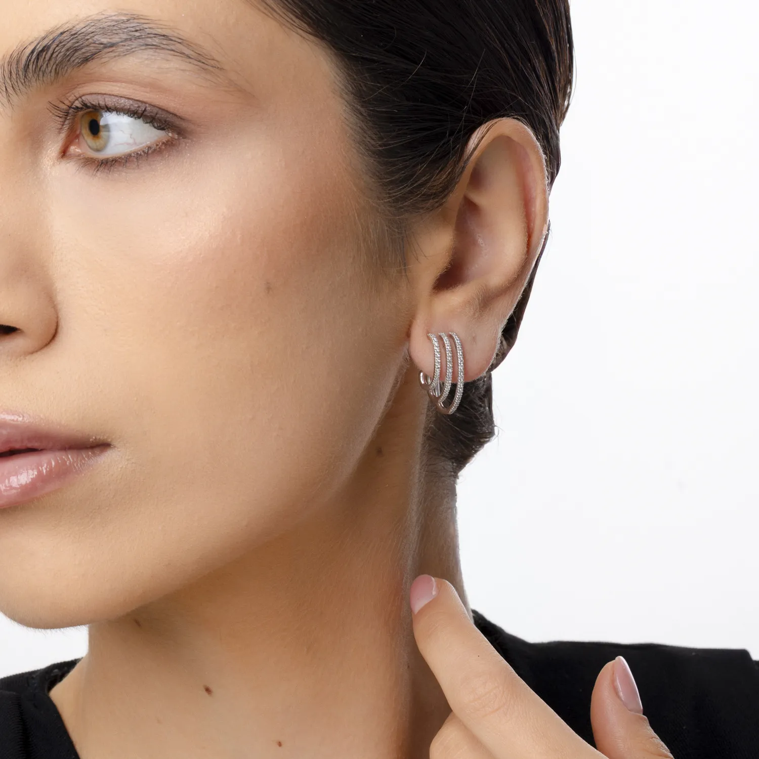 Fehérarany szegecses fülbevaló 0.6ct mikrobeágyazó gyémántokkal