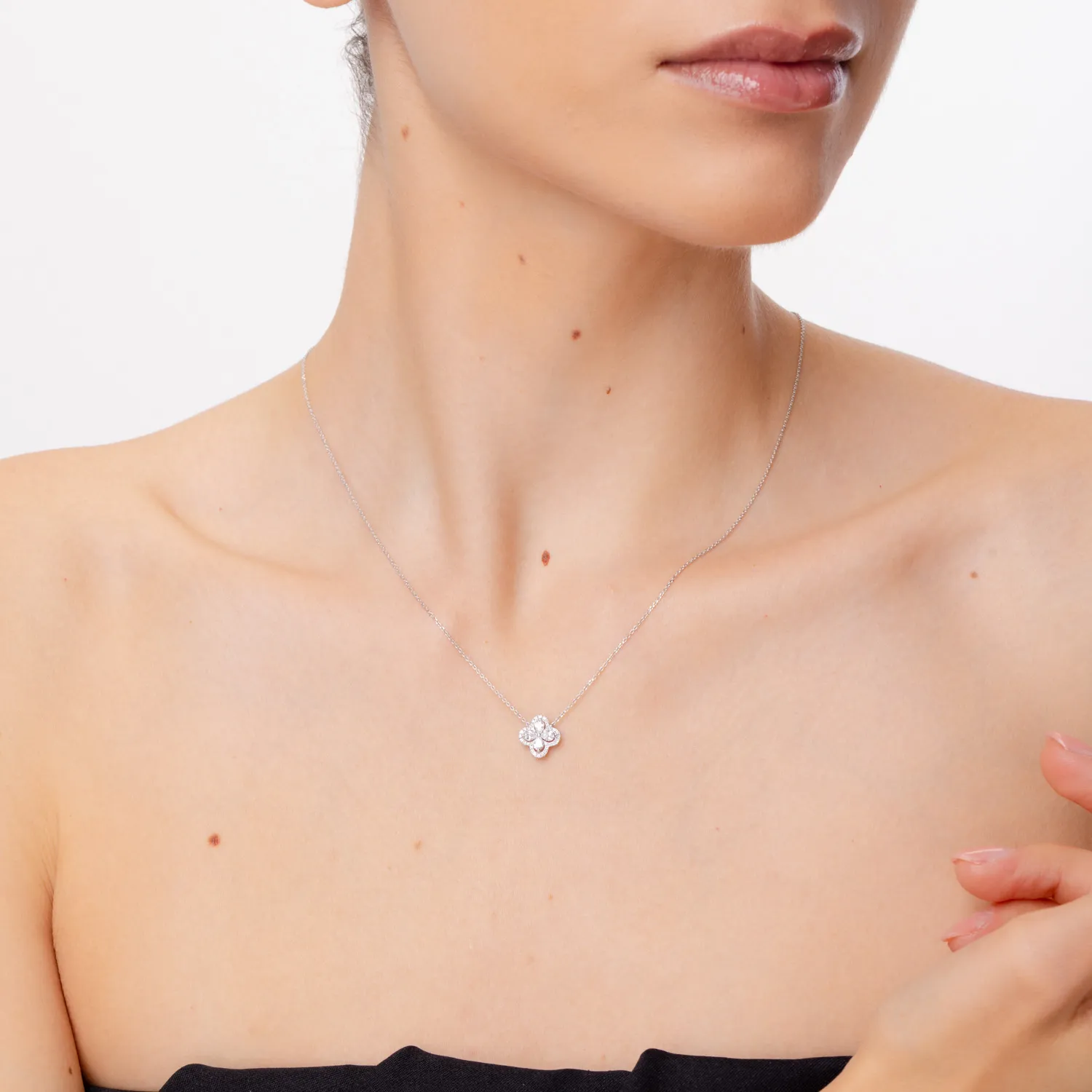 Wisiorek z białego złota z diamentami o masie 0.44ct
