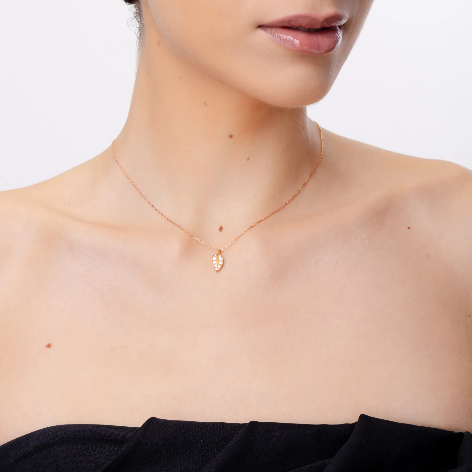 Rózsa arany medál nyaklánc 0.25ct gyémántokkal