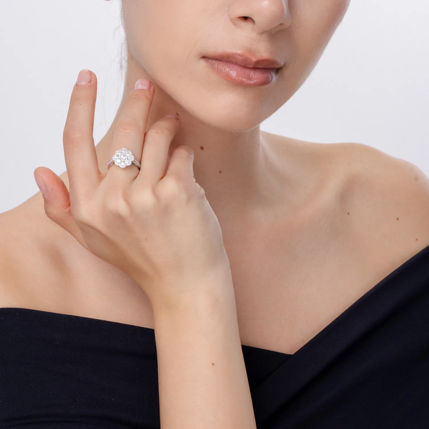 Pierścionek z białego złota z diamentami o masie 1.24ct