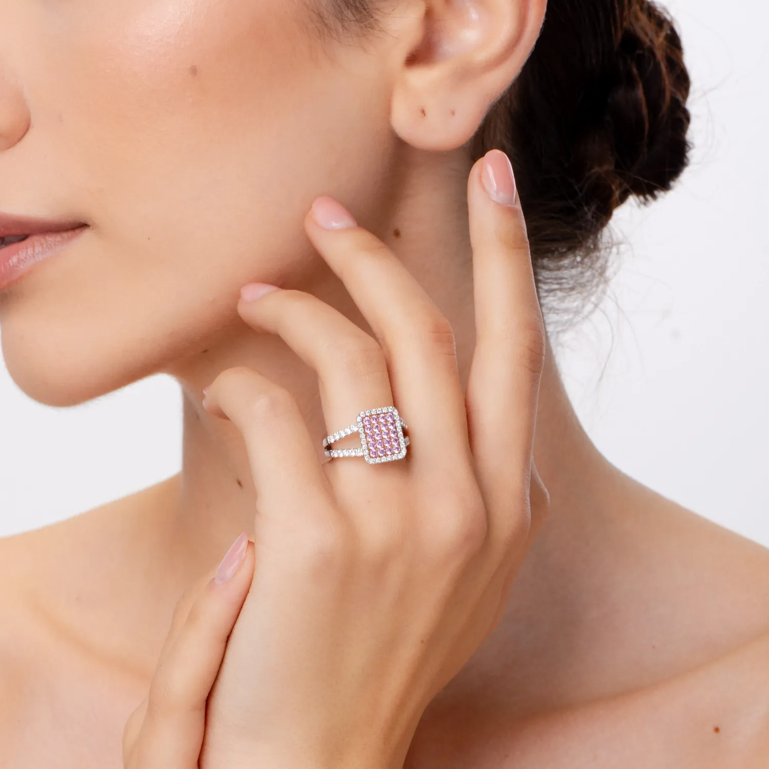 Pierścionek z białego różowego złota z różowymi szafirami 0.69ct i diamentami 0.72ct