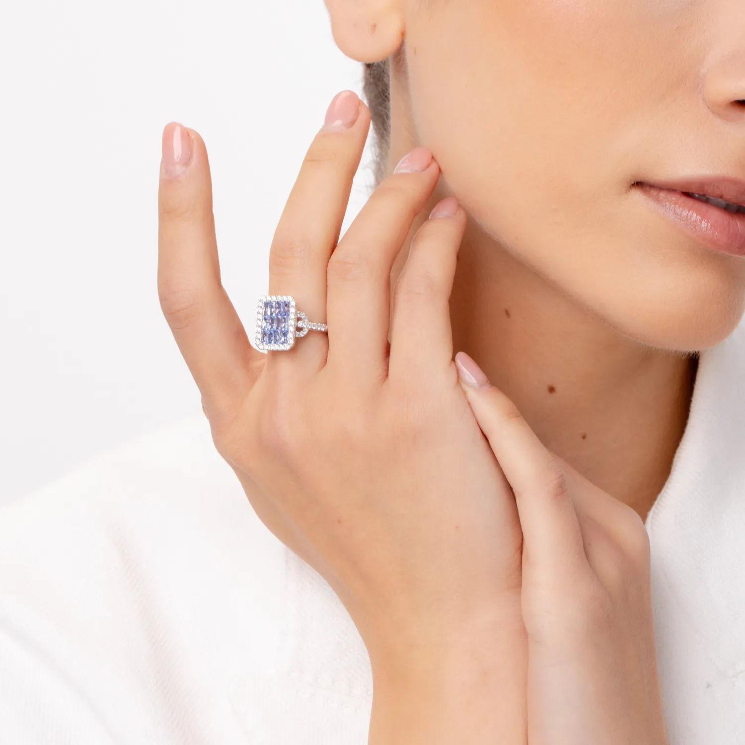 Pierścionek z białego złota z szafirami o masie 1.4ct i brylantami o masie 0.68ct