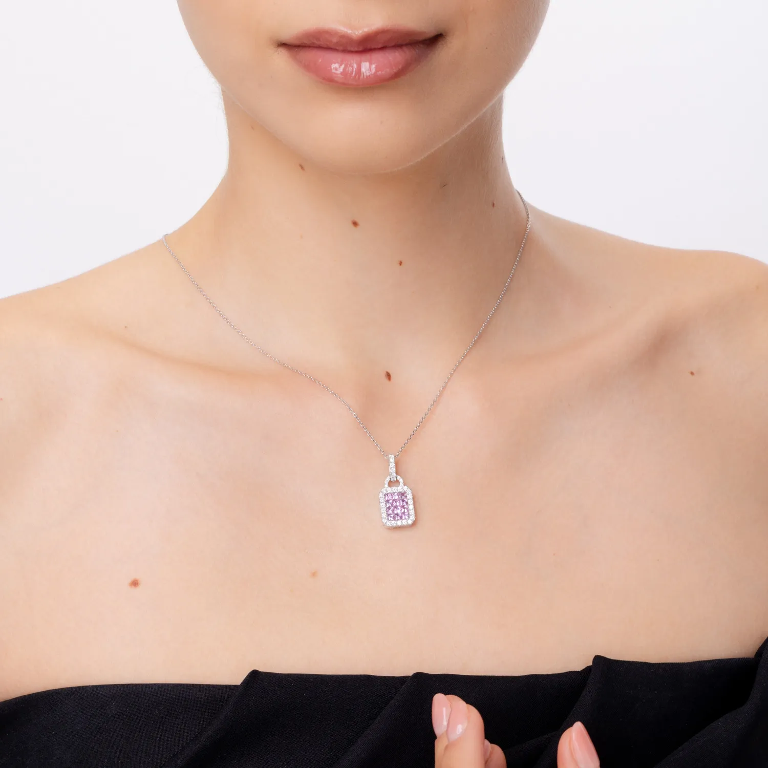 Wisiorek z białego złota z różowymi szafirami o masie 1.11ct i diamentami o masie 0.57ct