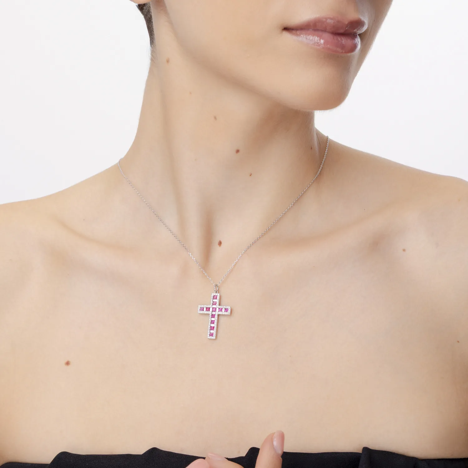 Krzyżyk z białego złota z rubinami o masie 1.03ct i brylantami o masie 0.5ct