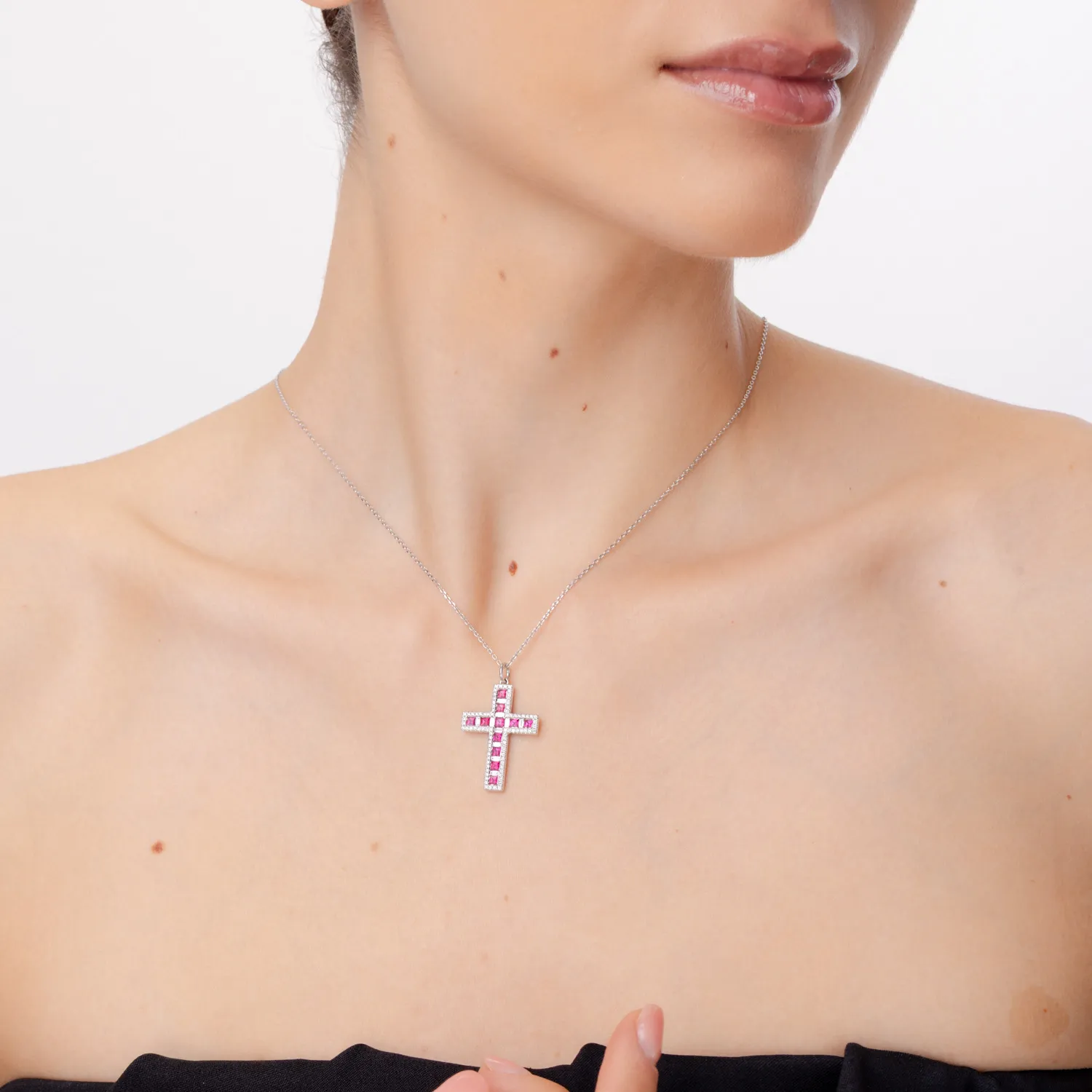 Krzyżyk z białego złota z rubinami o masie 1.03ct i brylantami o masie 0.5ct