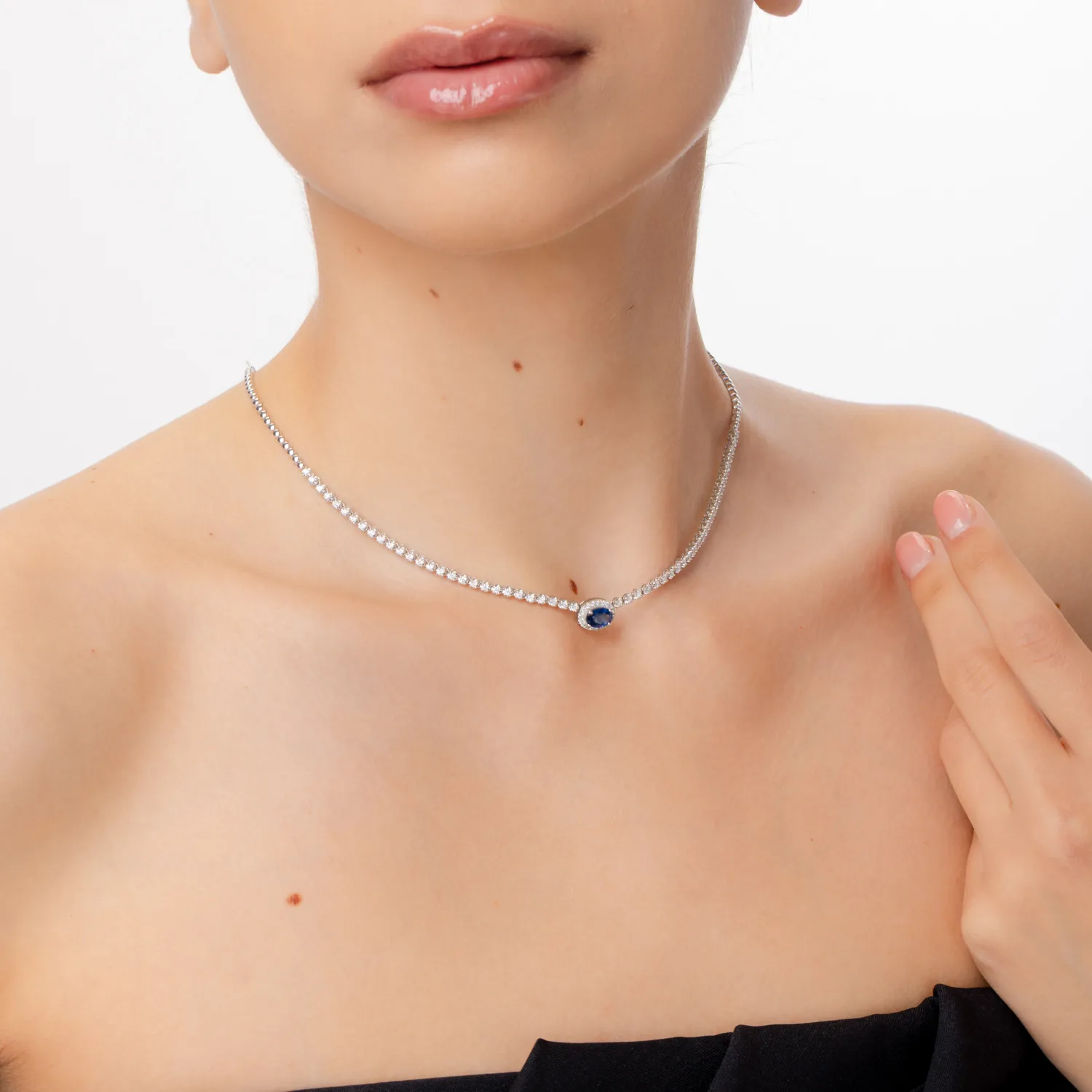 Naszyjnik z białego złota z niebieskim szafirem o masie 0.954ct i diamentami o masie 1.141ct