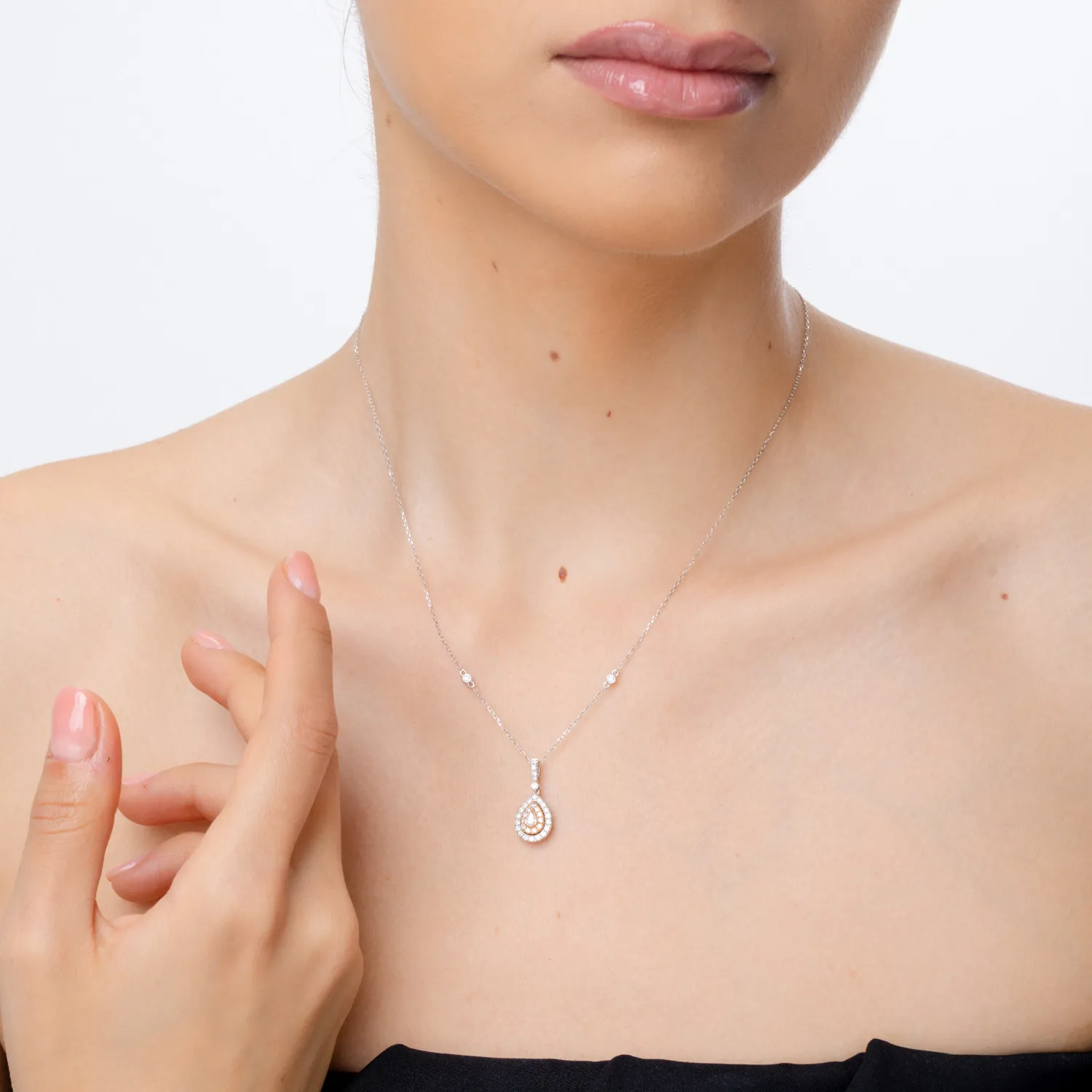 Lant cu pandantiv din aur alb-roz cu diamante incolore de 0.31ct si diamante roz pear si rotunde de 0.25ct