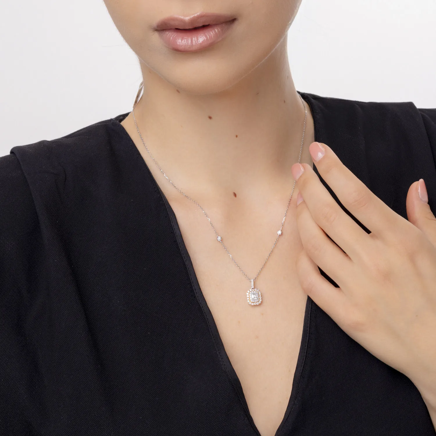 Fehér rózsa arany medállánc 0.7ct rózsa gyémántokkal és 0.18ct tiszta gyémántokkal
