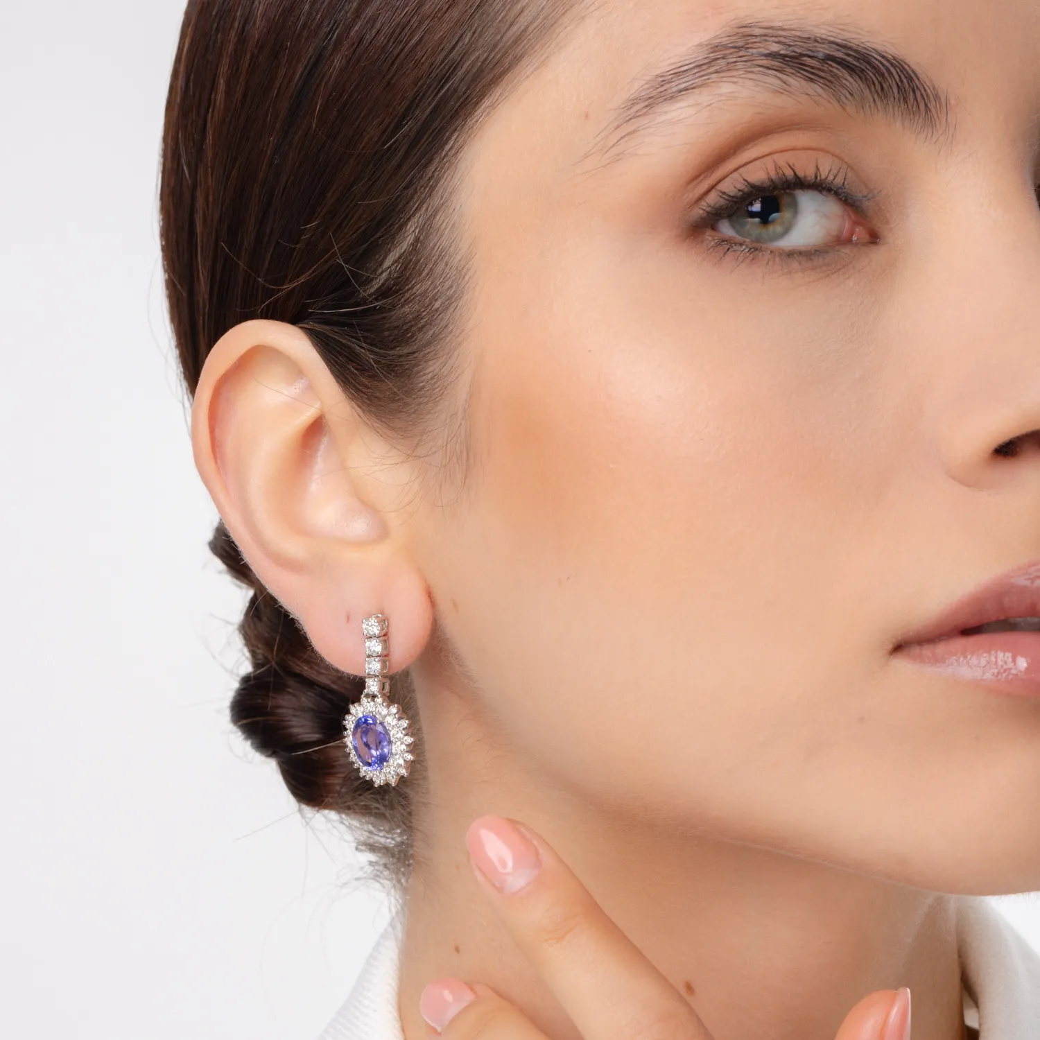 Cercei din aur alb cu tanzanite ovale de 5.51ct si diamante round de 2.448ct