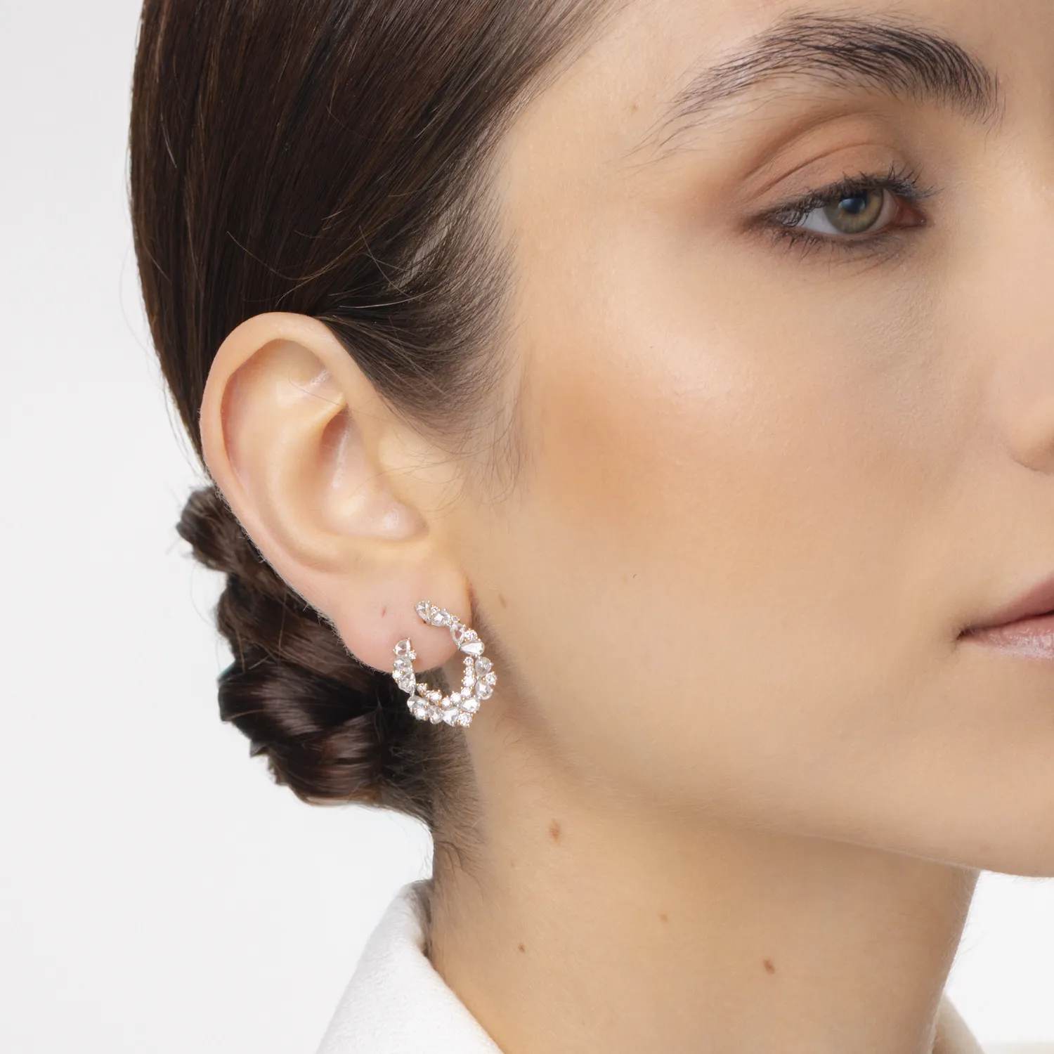 Fehér rózsa arany fülbevaló 1.49ct átlátszó gyémántokkal és 0.94ct rózsa gyémántokkal
