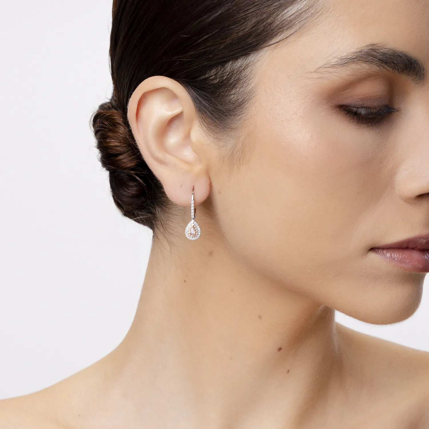 Fehér rózsa arany fülbevaló 0.38ct rózsa gyémántokkal és 0.31ct tiszta gyémántokkal