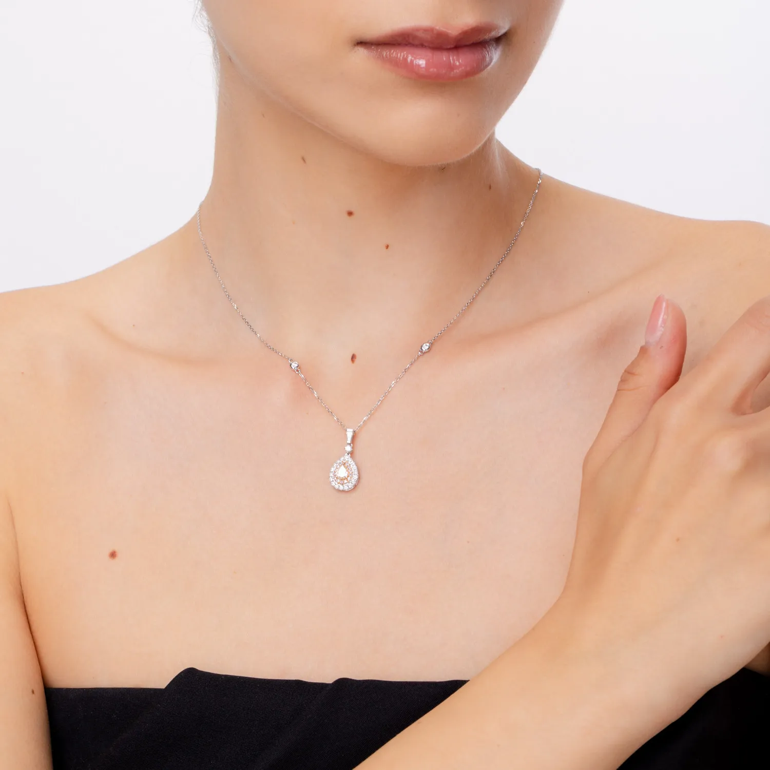 Łańcuszek z zawieszką z białego i różowego złota z 0.96ct diamentami