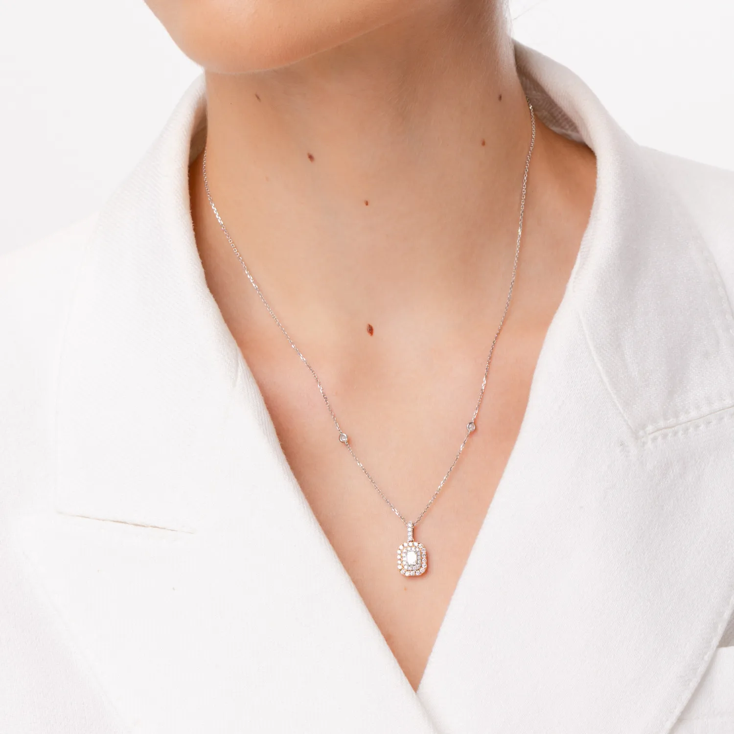 Łańcuszek z wisiorkiem z białego różowego złota z różowymi diamentami o masie 0.61ct i bezbarwnymi diamentami o masie 0.18ct