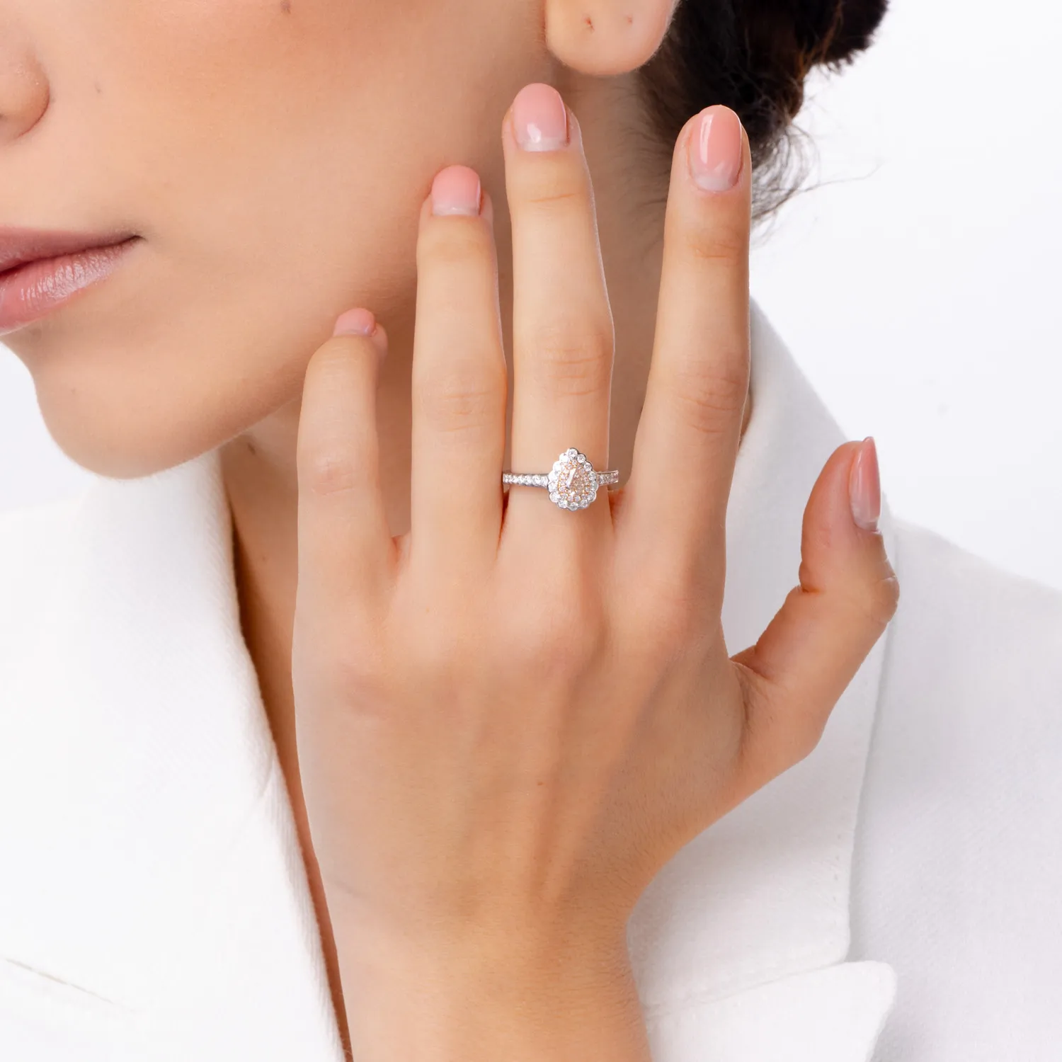 Pierścionek z białego różowego złota z bezbarwnymi diamentami o masie 0.5ct i różowymi diamentami o masie 0.42ct