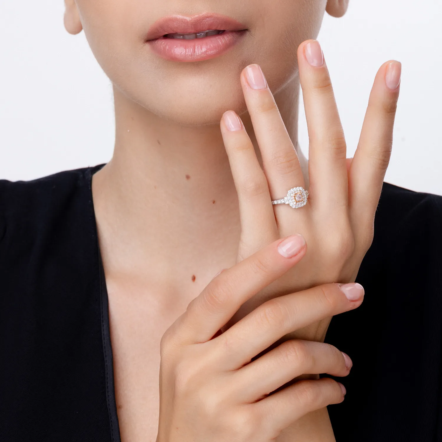 Inel din aur alb-roz cu diamante transparente baguette si rotunde de 0.6ct si diamante roz cushion si rotunde de 0.38ct - imagine 3