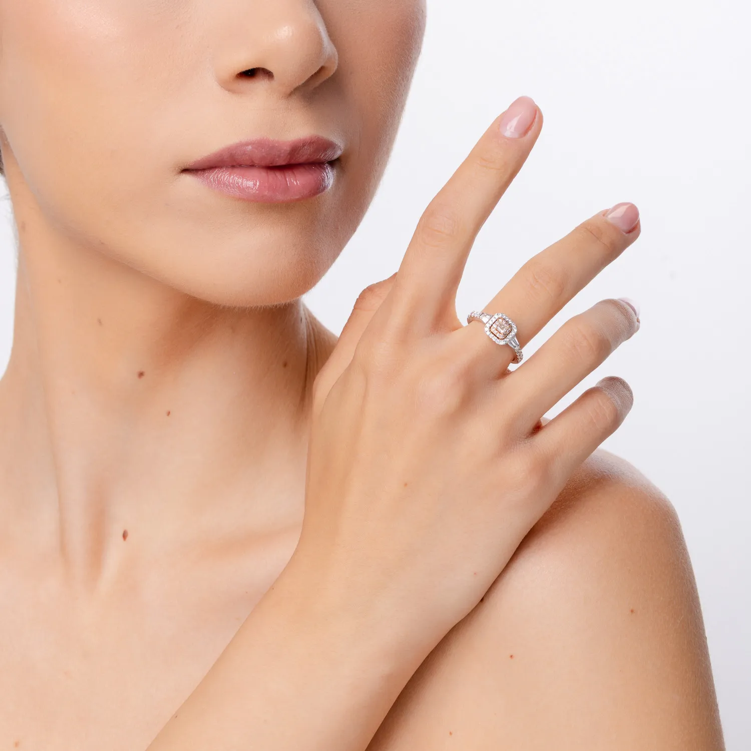 Fehér rózsa arany gyűrű 0.62ct átlátszó gyémántokkal és 0.29ct rózsa gyémántokkal