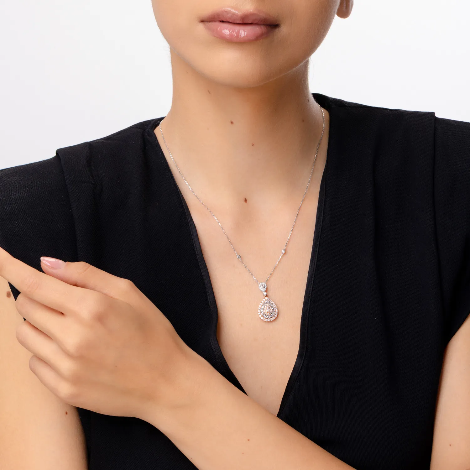 Lant cu pandantiv din aur alb-roz cu diamante roz taietura pear si rotunde de 0.66ct si diamante incolore taietura rose si rotunde de 0.5ct