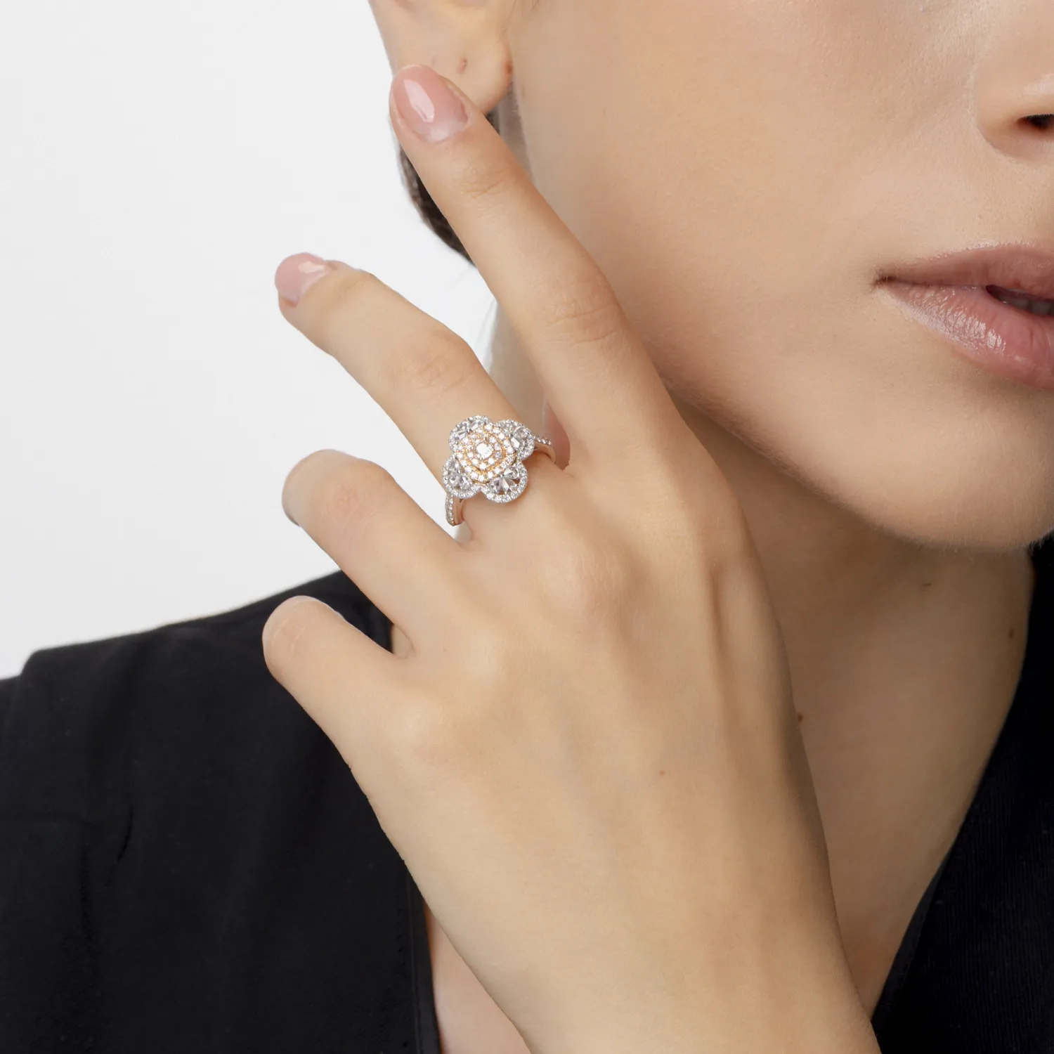 Fehér rózsa arany gyűrű 0.86ct átlátszó gyémántokkal és 0.43ct rózsa gyémántokkal