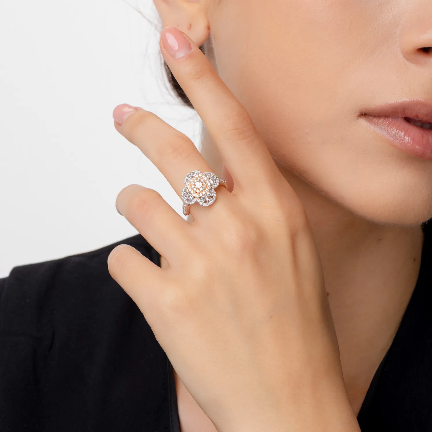 Pierścionek z białego różowego złota z bezbarwnymi diamentami o masie 0.86ct i różowymi diamentami o masie 0.43ct