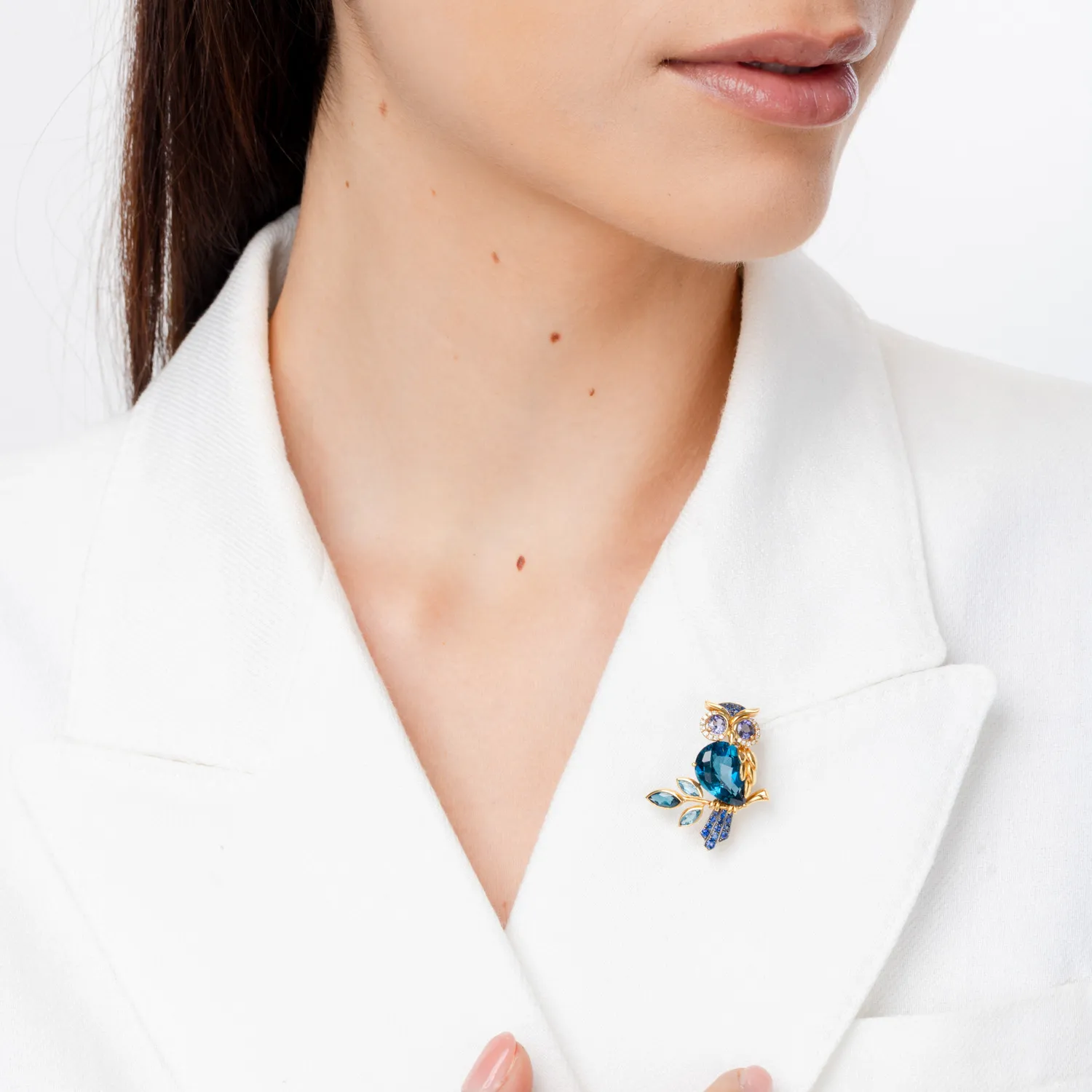 Yellow gold brooch with 12.09ct precious and semi-precious stones