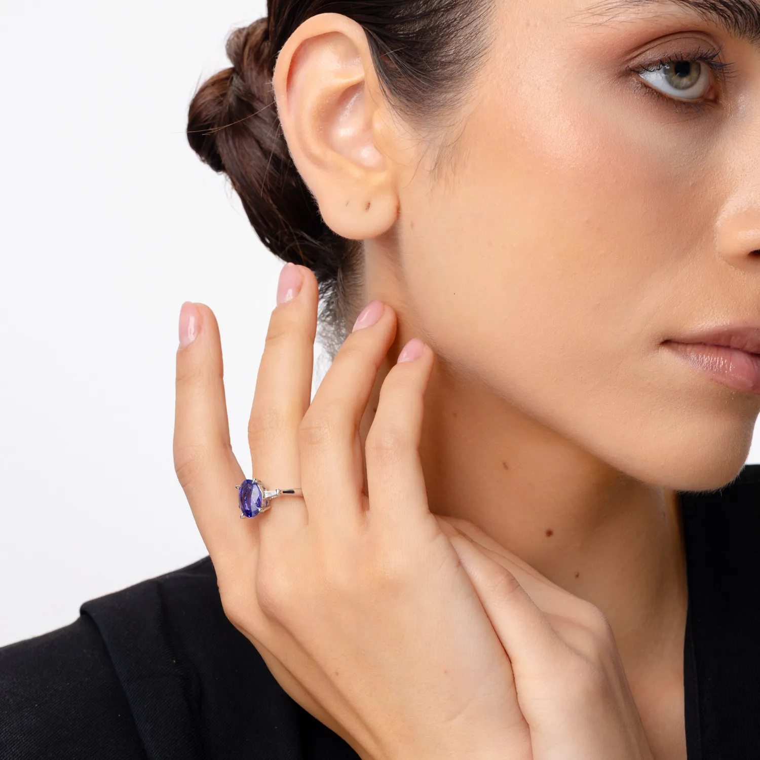 White gold ring with 3.7ct tanzanite and 0.1ct diamonds