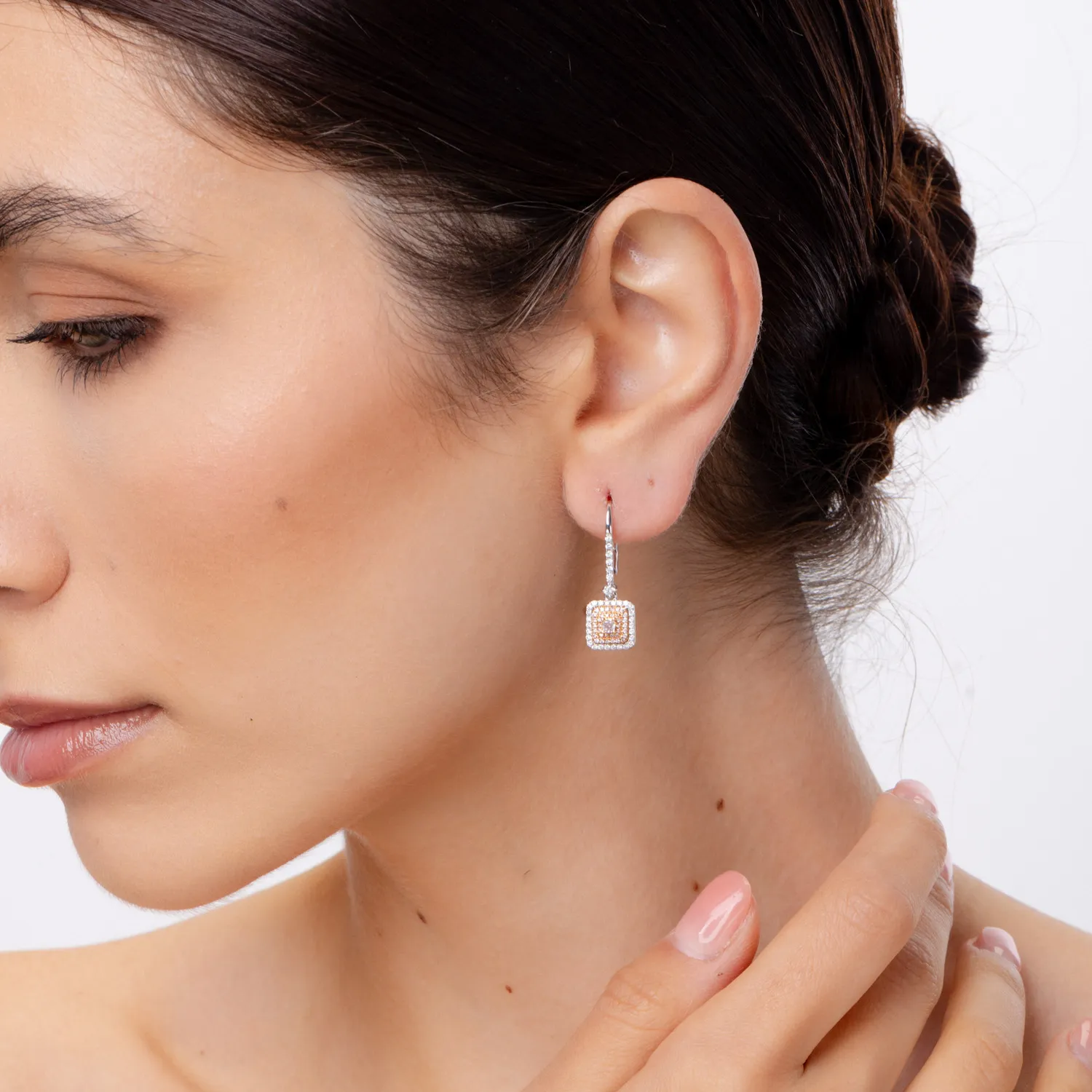 Kolczyki z białego różowego złota z bezbarwnymi diamentami o masie 0.42ct i różowymi diamentami o masie 0.32ct