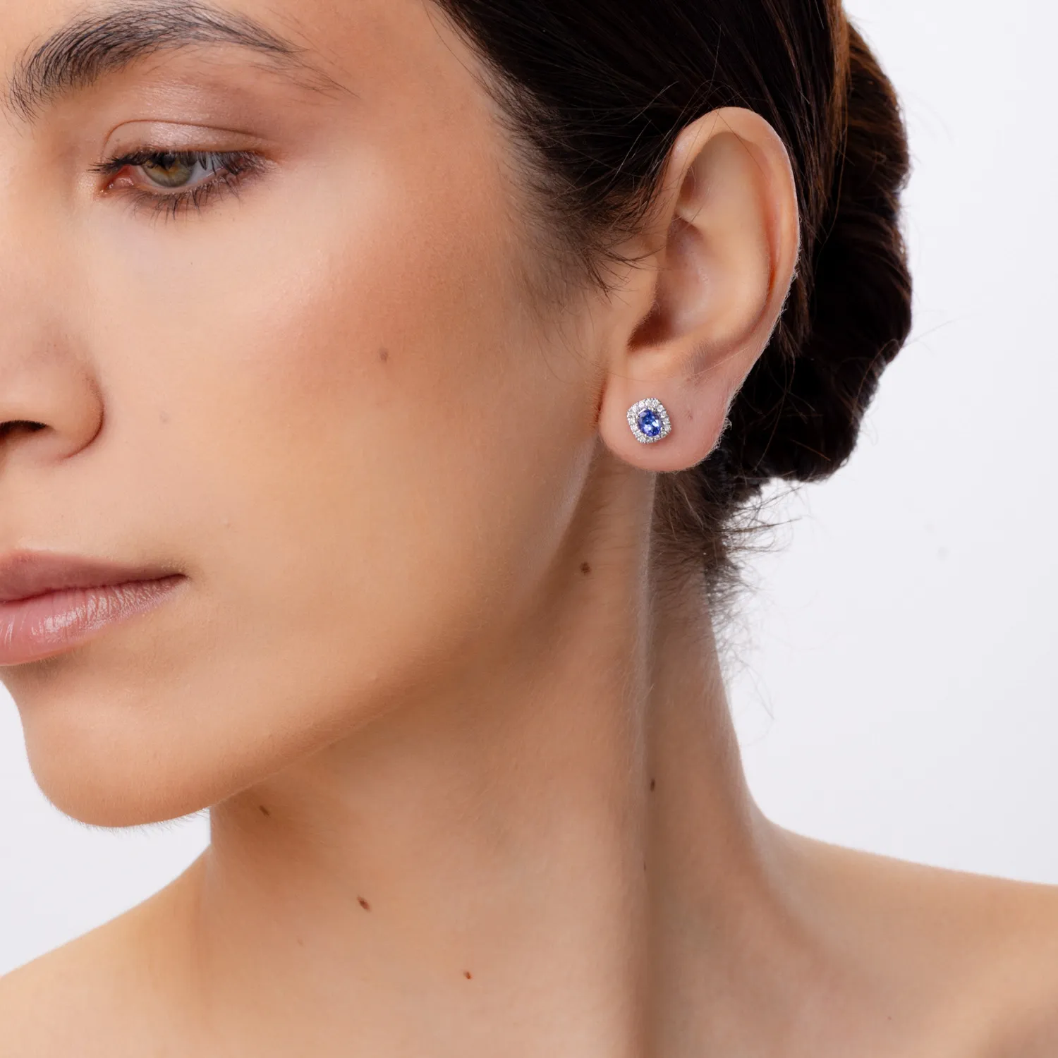 Kolczyki z białego złota z tanzanitami 0.8ct i brylantami 0.21ct