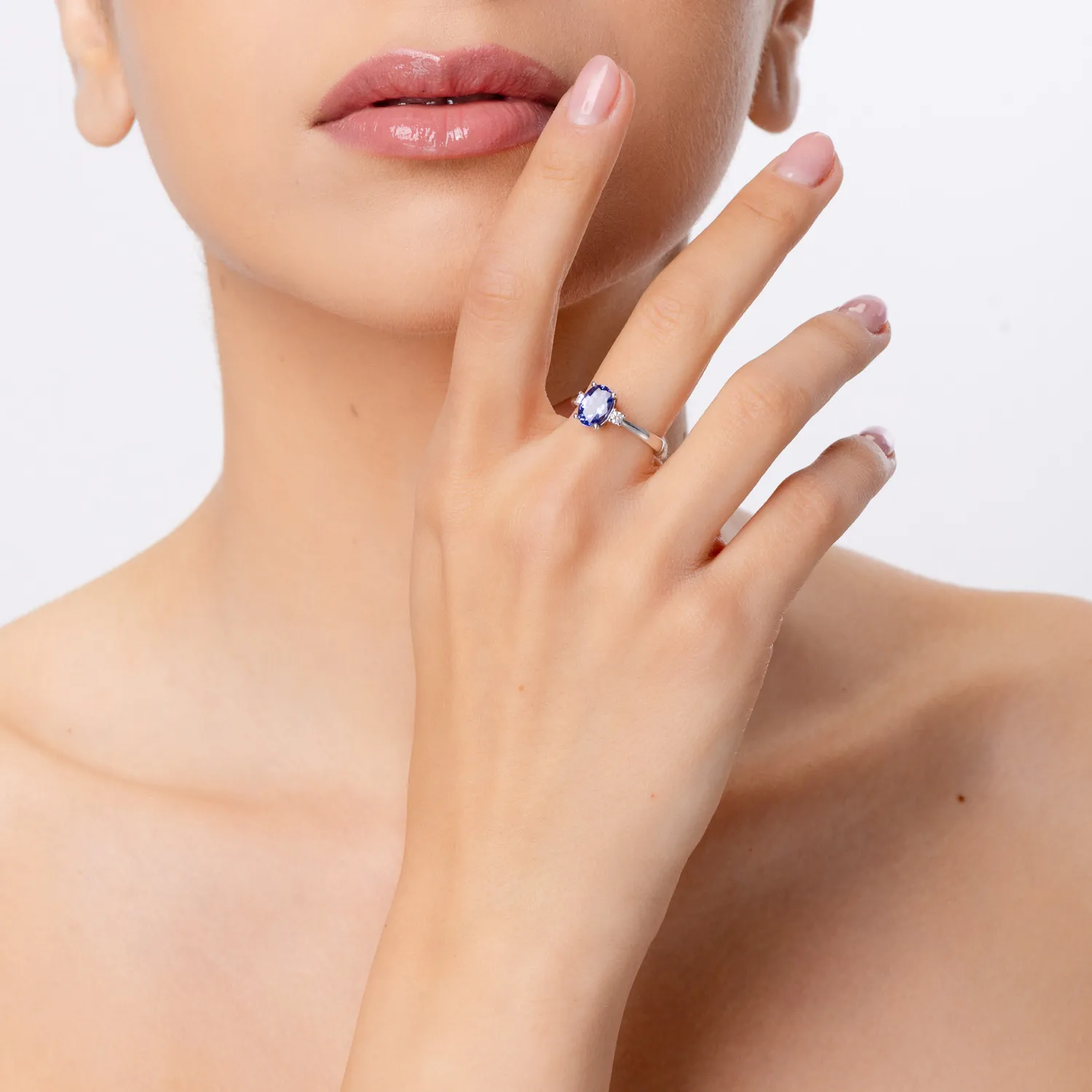White gold ring with 1.61ct tanzanite and 0.12ct diamonds