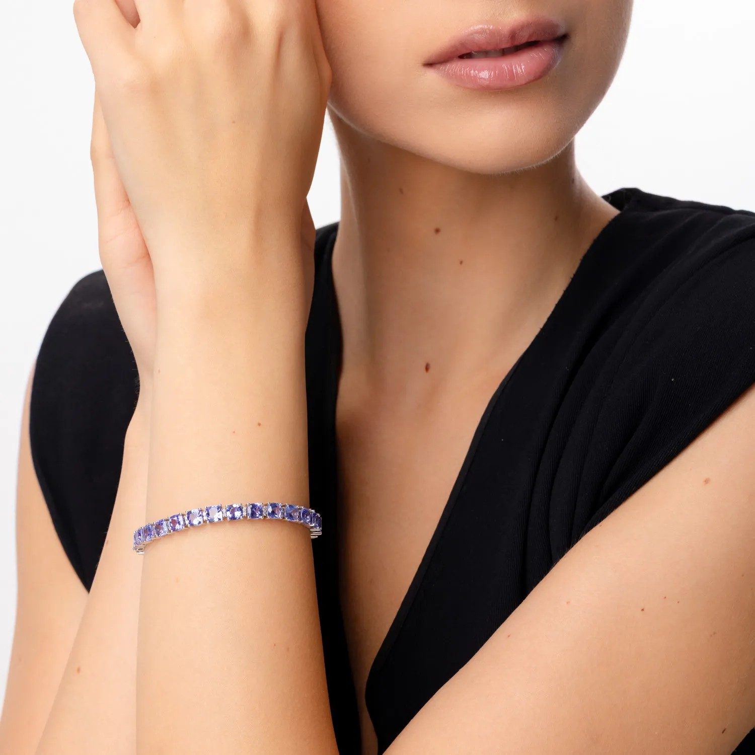 White gold tennis bracelet with 21.94ct tanzanites and 0.43ct diamonds