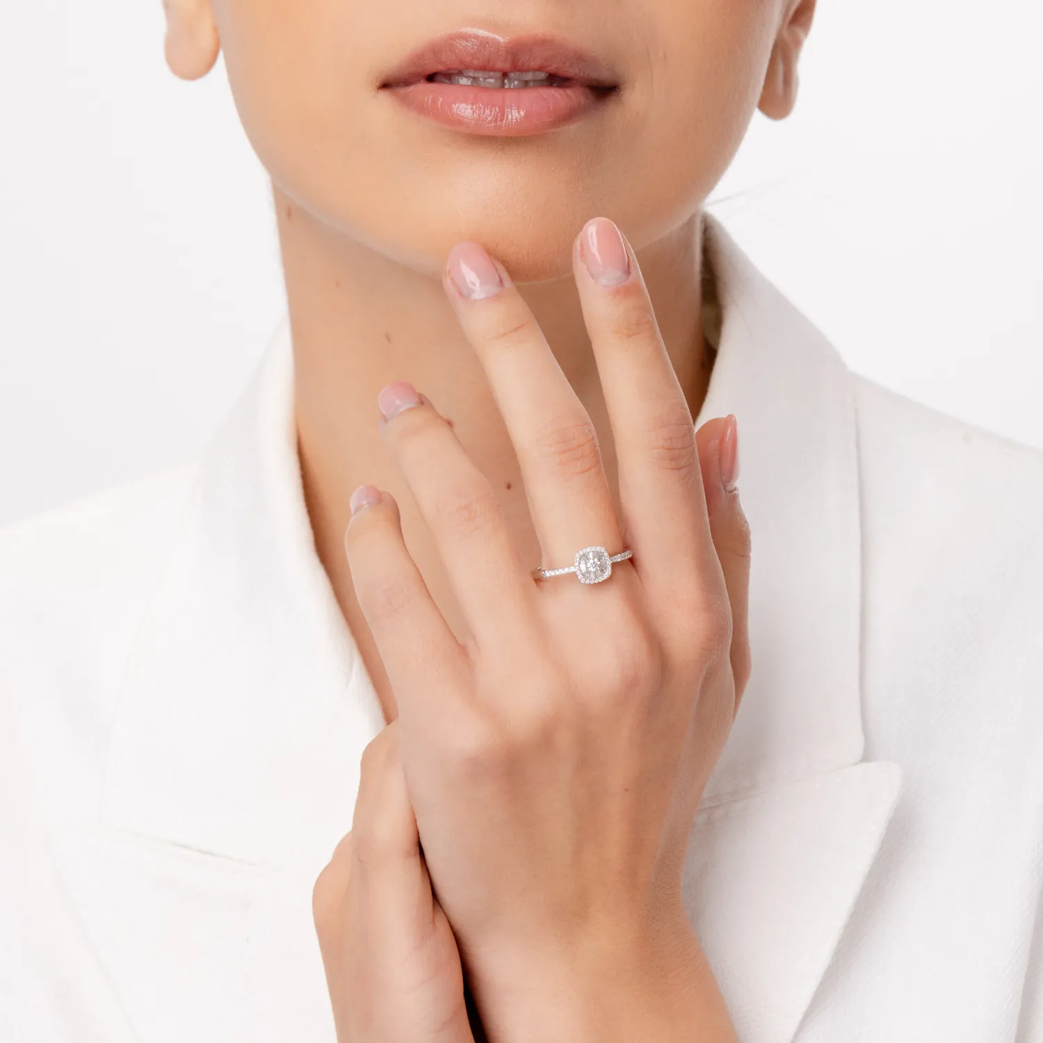 Pierścionek zaręczynowy z białego złota z diamentami o masie 0.3ct