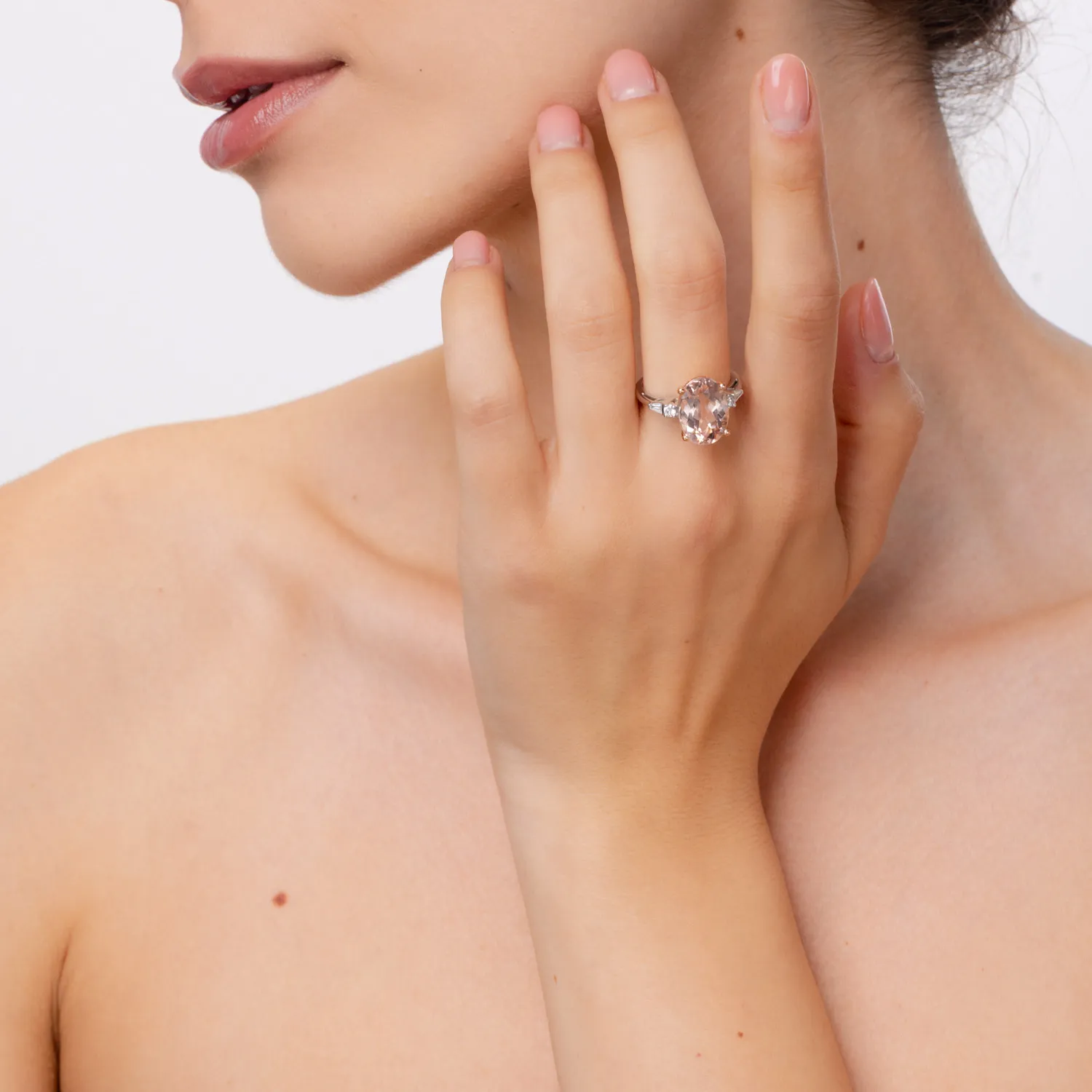 Pierścionek z białego różowego złota z morganitem 5.99ct i brylantami 0.24ct