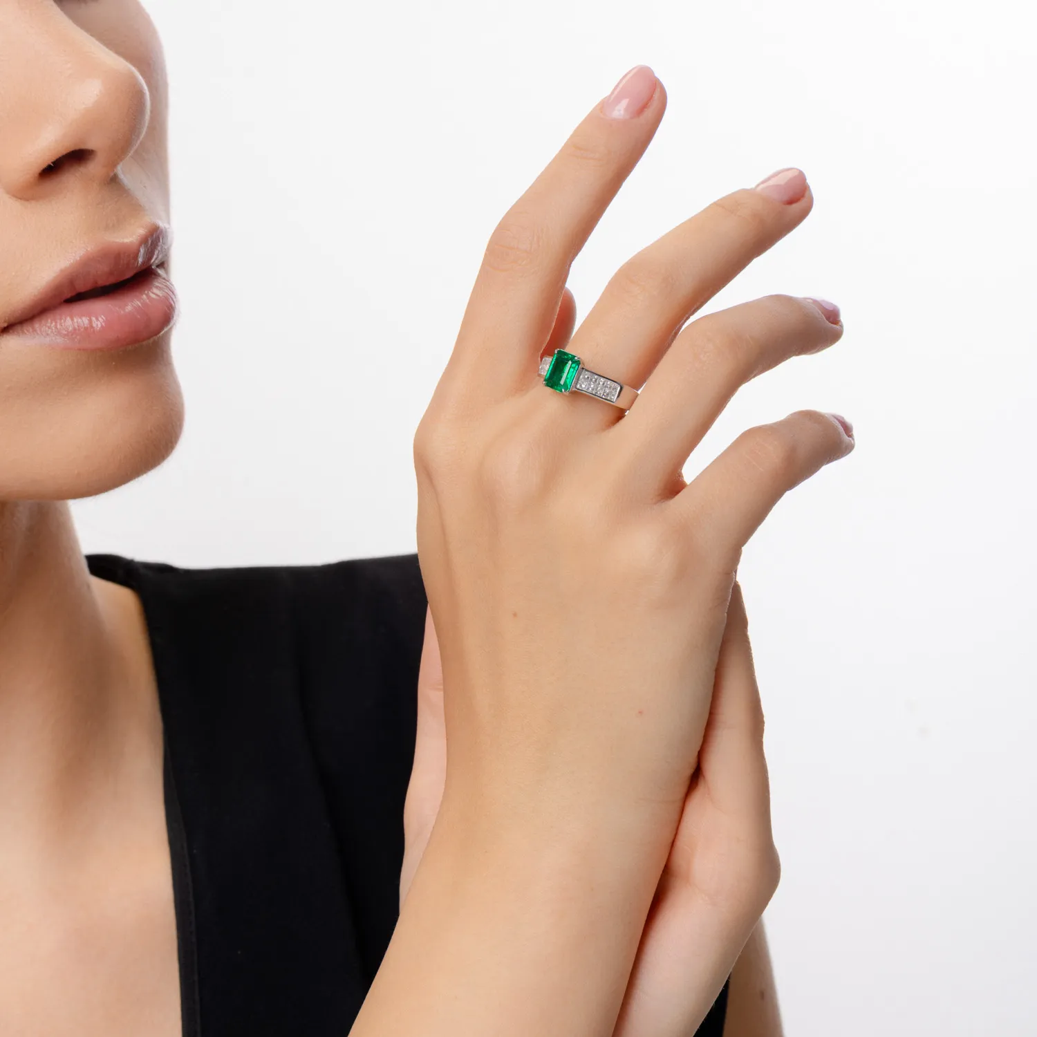 Fehérarany gyűrű 1.49ct smaragddal és 0.74ct gyémántokkal