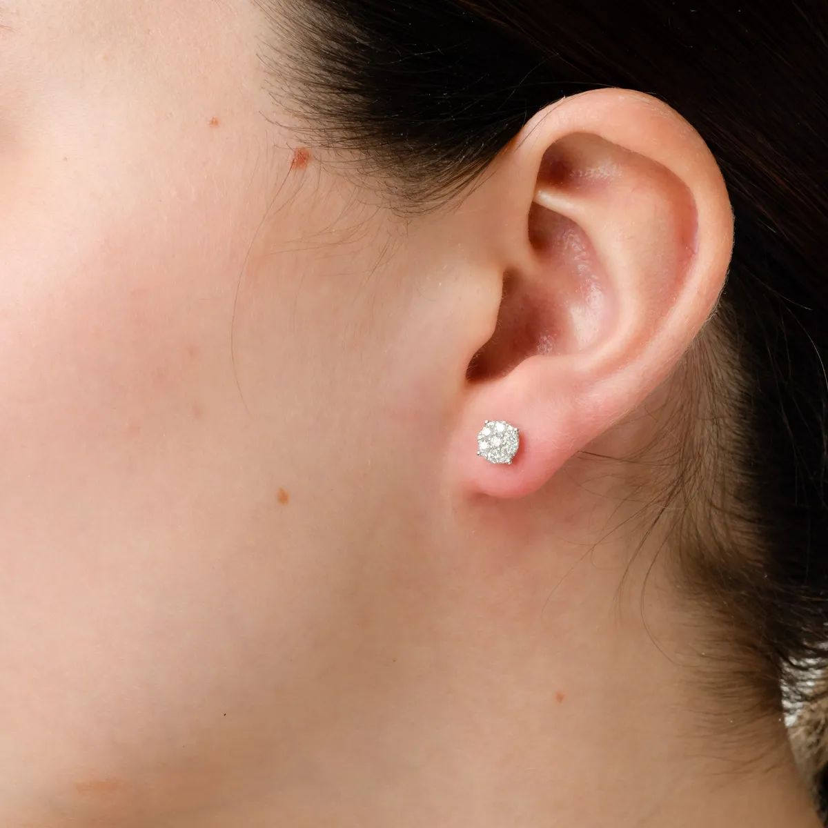 White gold earrings with 0.7ct diamonds