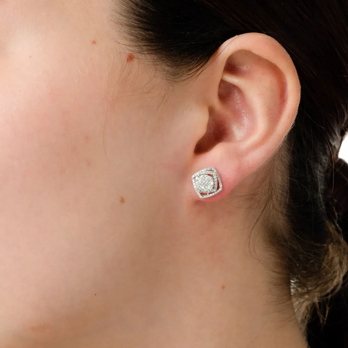 Kolczyki z białego złota z diamentami o masie 0.7ct