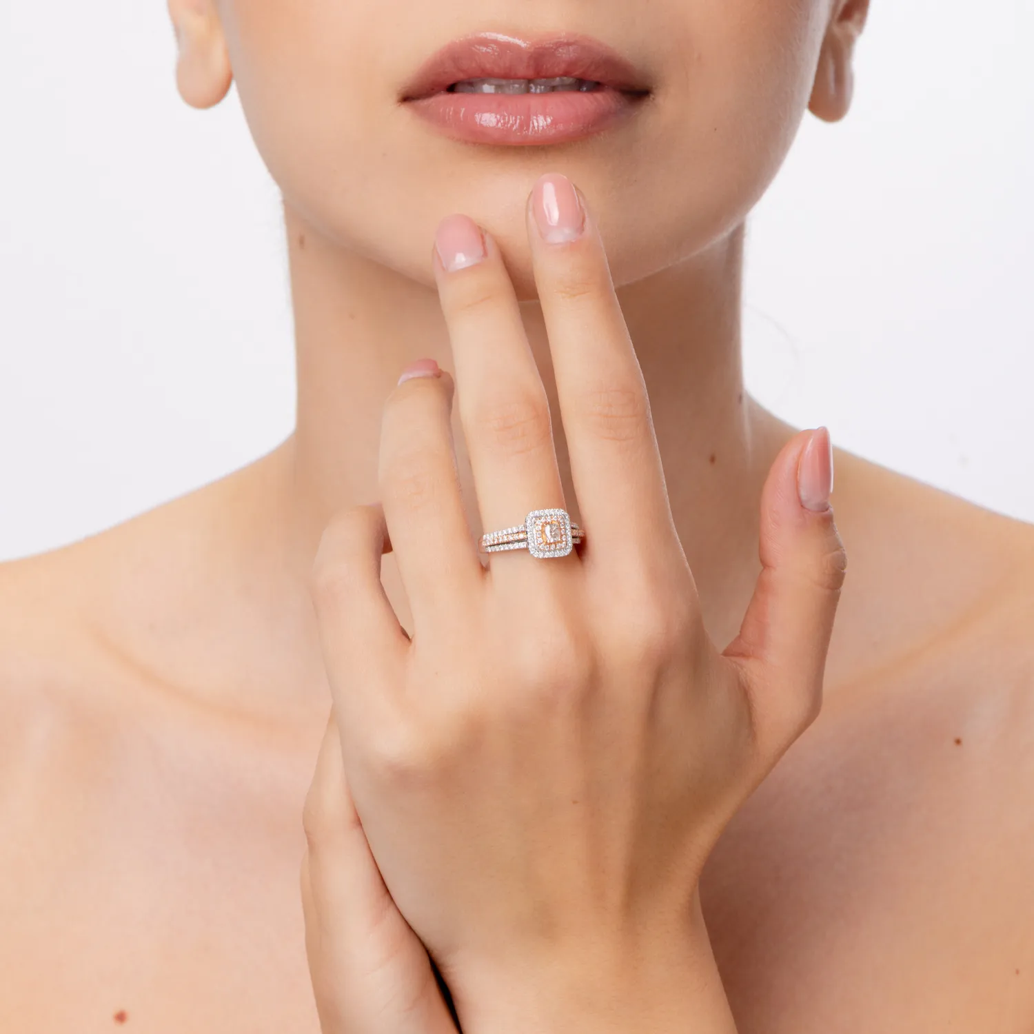 Pierścionek z różowo-białego złota z różowymi diamentami o masie 0.43ct i bezbarwnymi diamentami o masie 0.3ct