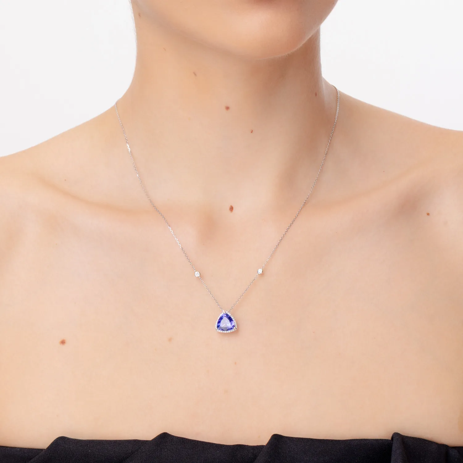 Łańcuszek z białego złota z tanzanitem o masie 3.26ct i diamentami o masie 0.17ct