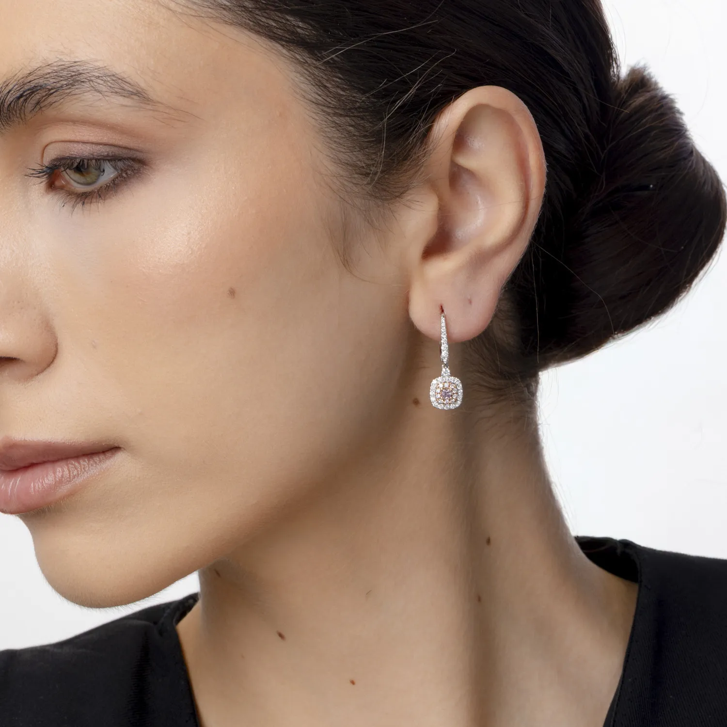 Fehér rózsa arany fülbevaló 0.55ct átlátszó gyémántokkal és 0.36ct rózsa gyémántokkal