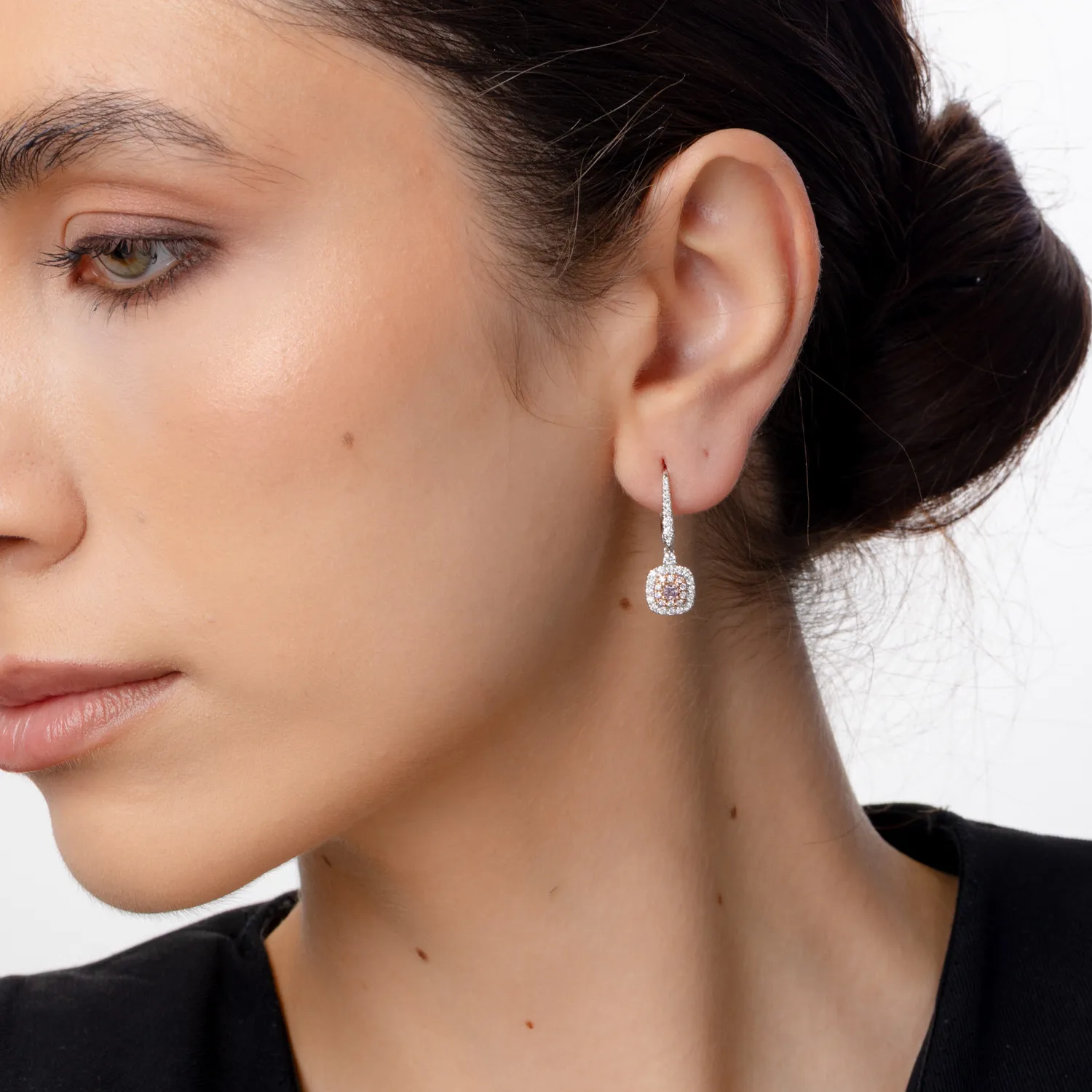Kolczyki z białego różowego złota z bezbarwnymi diamentami o masie 0.55ct i różowymi diamentami o masie 0.36ct
