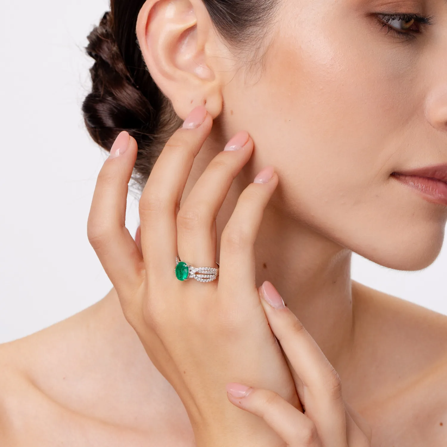 Pierścionek z białego złota ze szmaragdem o masie 1.46ct i brylantami o masie 0.478ct