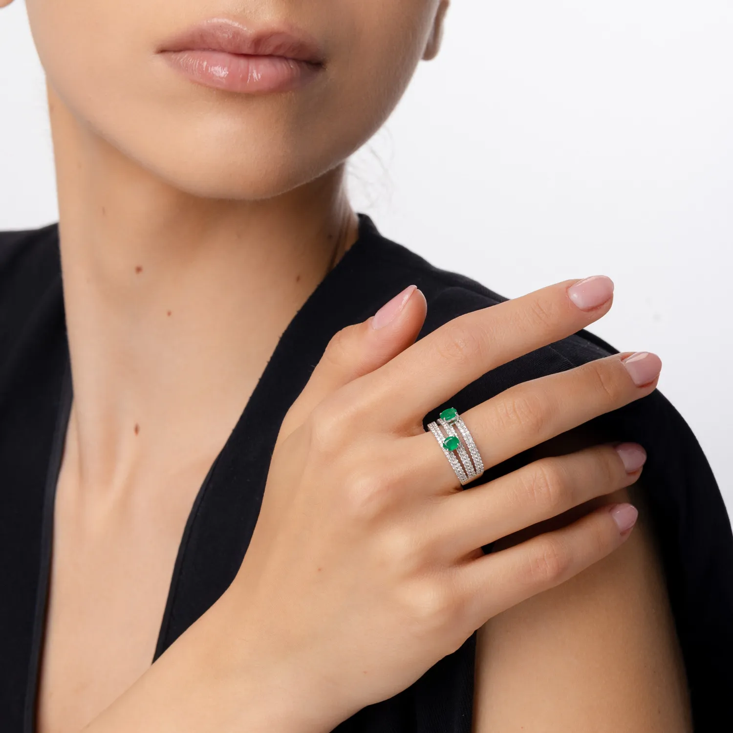 Fehérarany gyűrű 0.933ct gyémántokkal és 0.62ct smaragddal