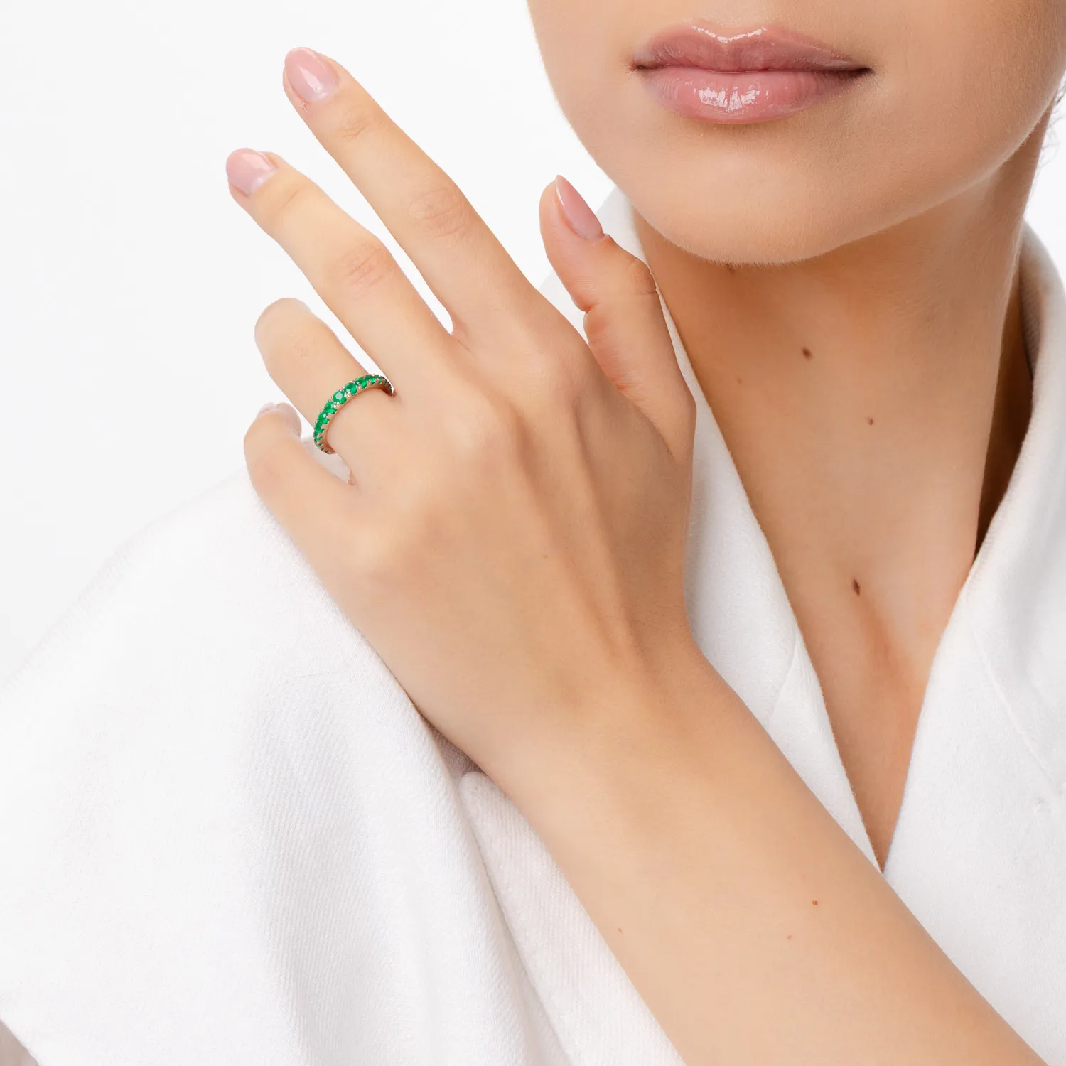 Half eternity ring in white gold with 0.7ct emeralds