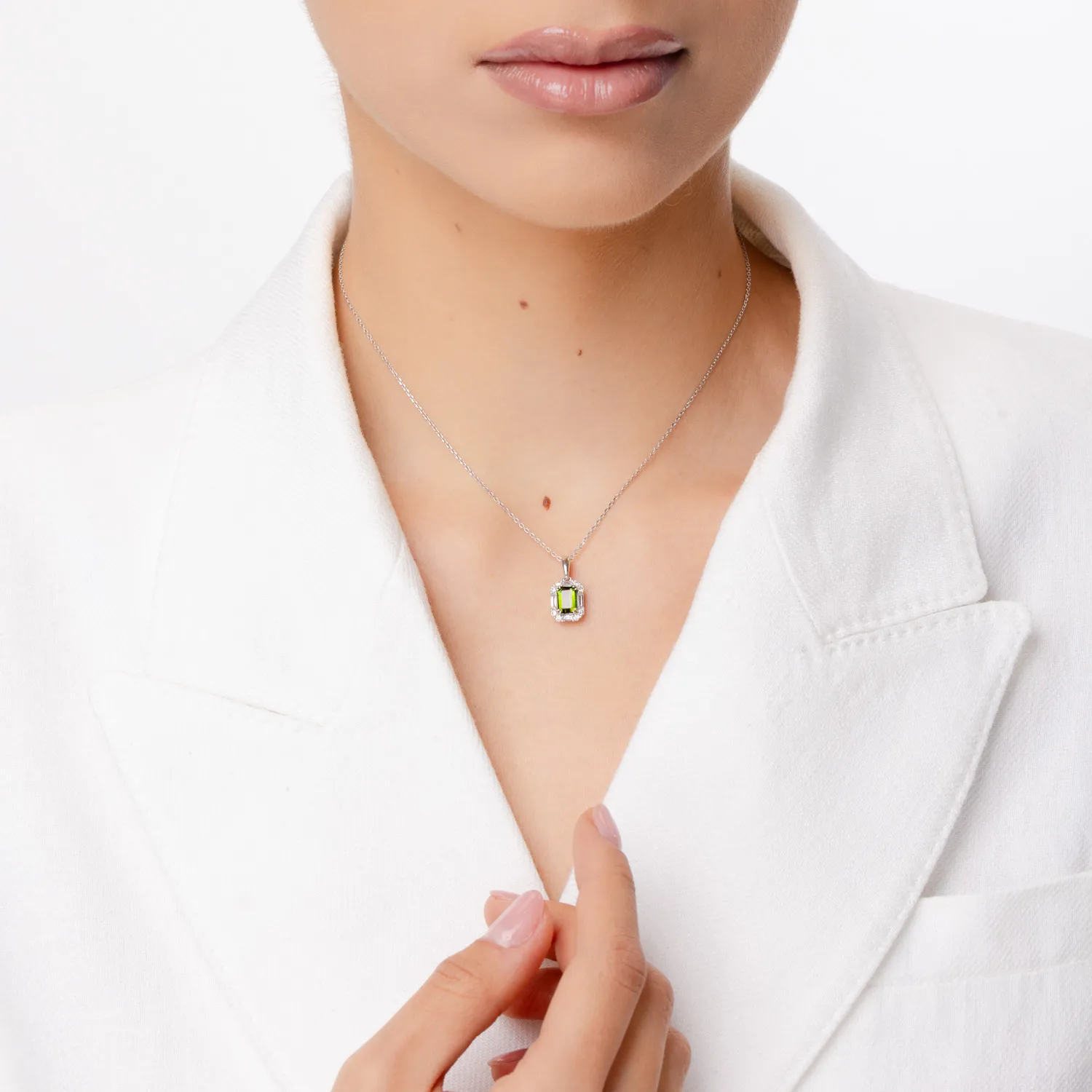 Pandantiv din aur alb cu turmalina verde de 1.03ct si diamante baguette si rotunde de 0.35ct